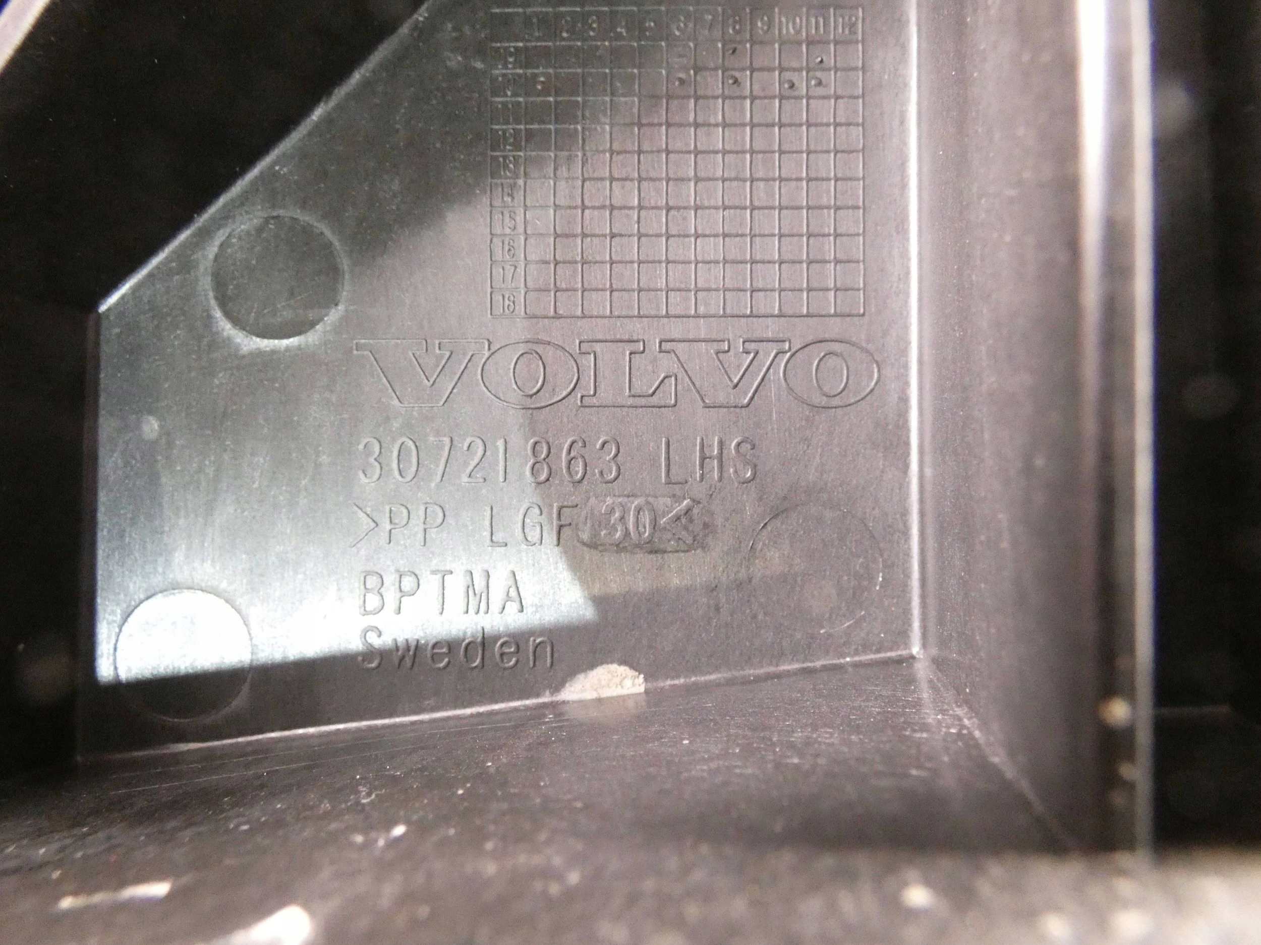 VOLVO V60 rail boot holder of the floor left rear part