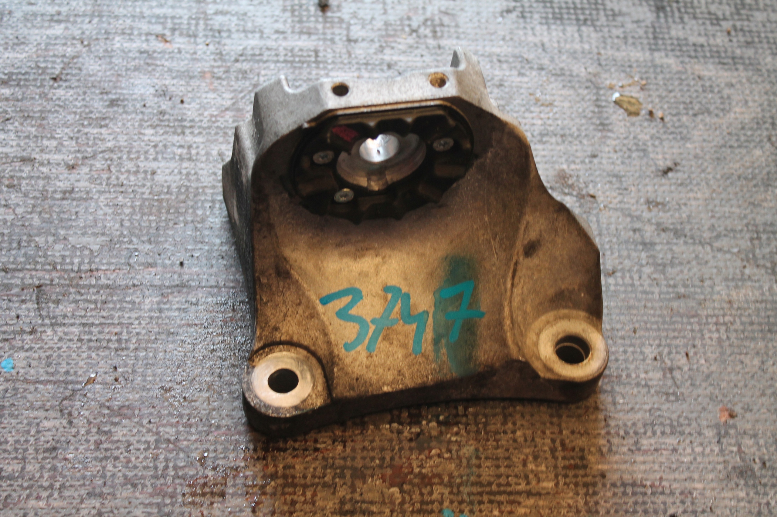 3747. holder engine mount VW AMAROK MB3G-6029-DD