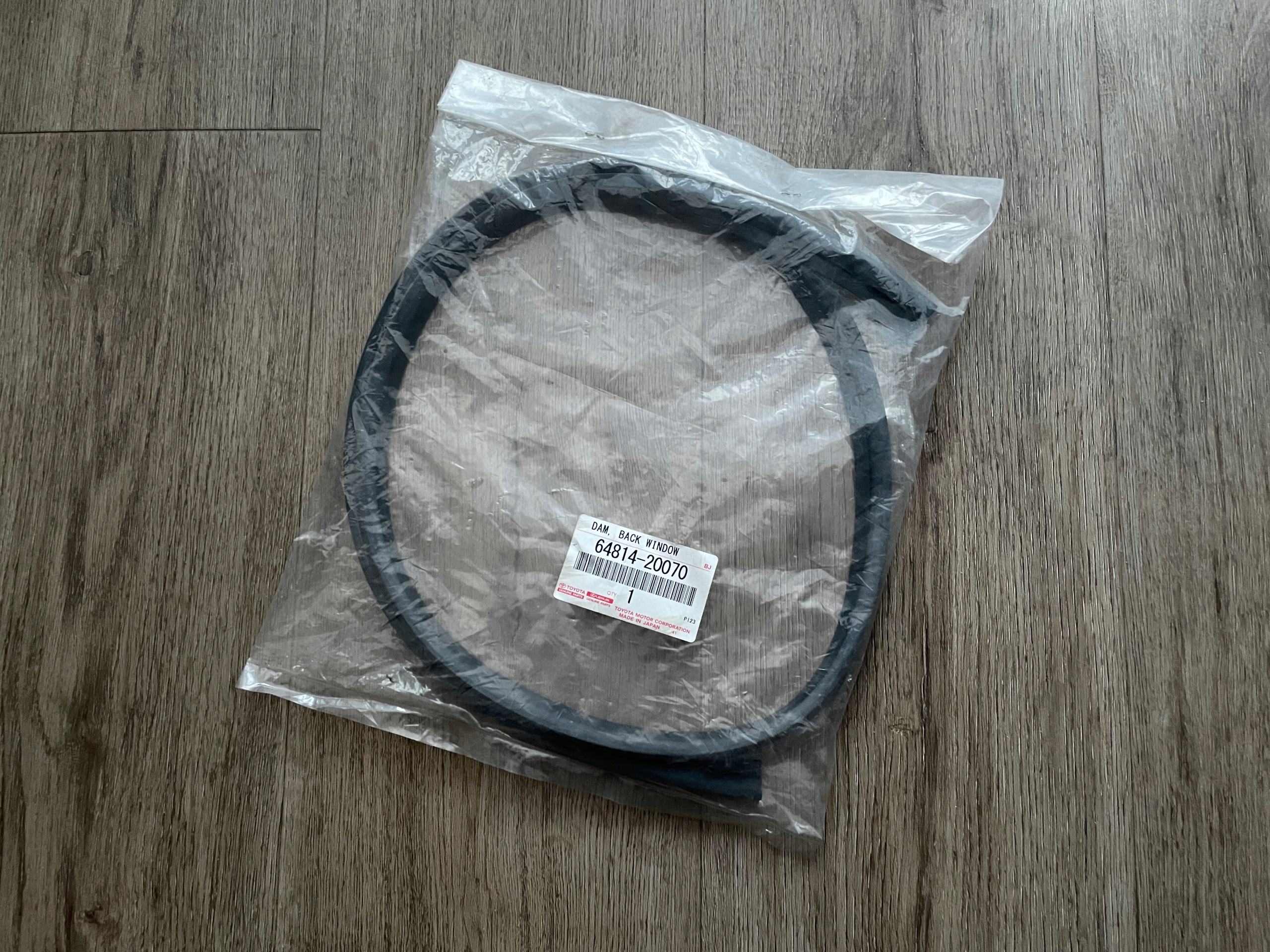 64814-20070 - Avensis T25 LIFTBACK 03-09 ущільнення нижнього скла