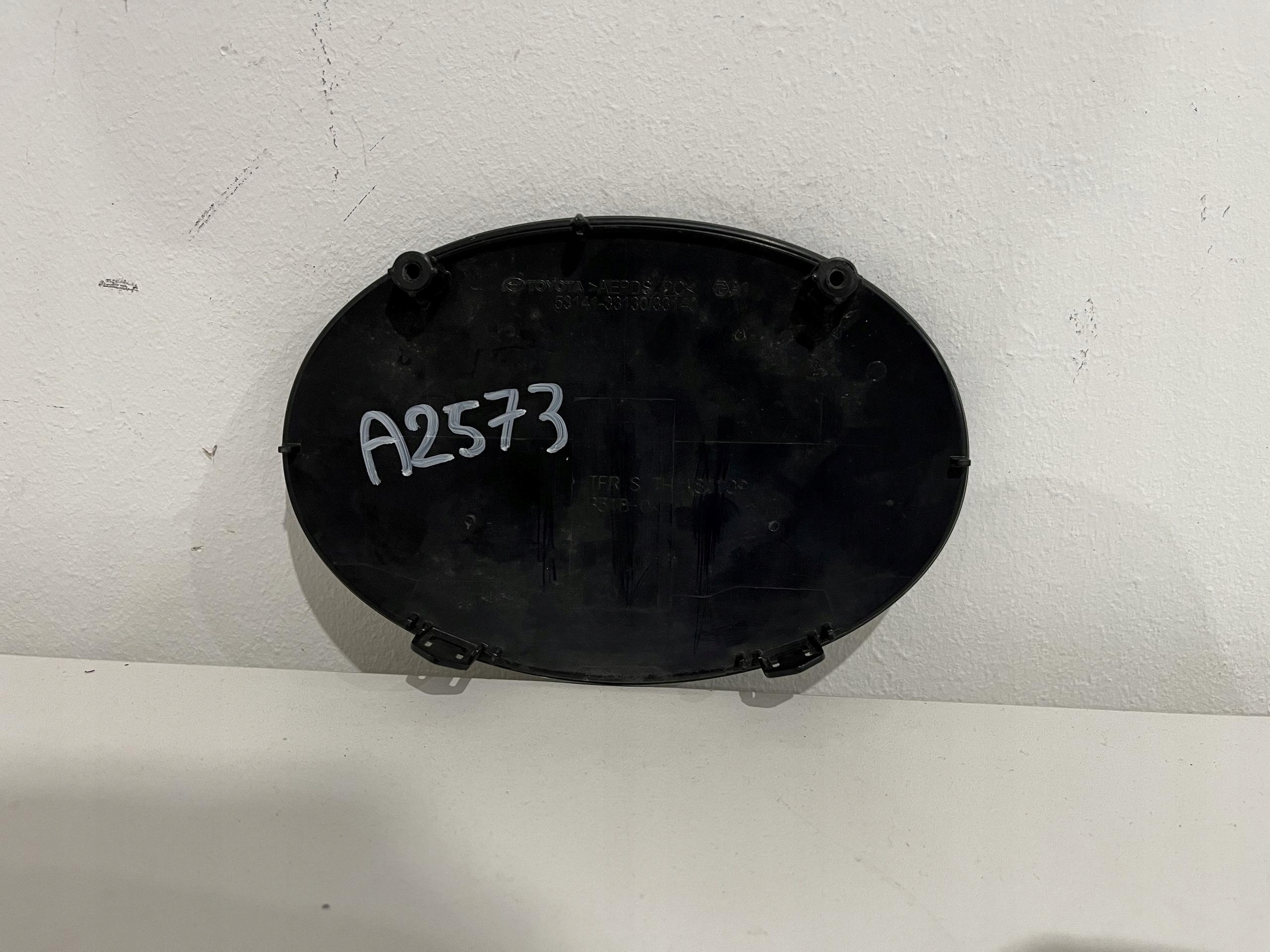 TOYOTA RAV4 V LIFT ZNACZEK EMBLEMAT POD RADAR 53141-33130 Marka Toyota