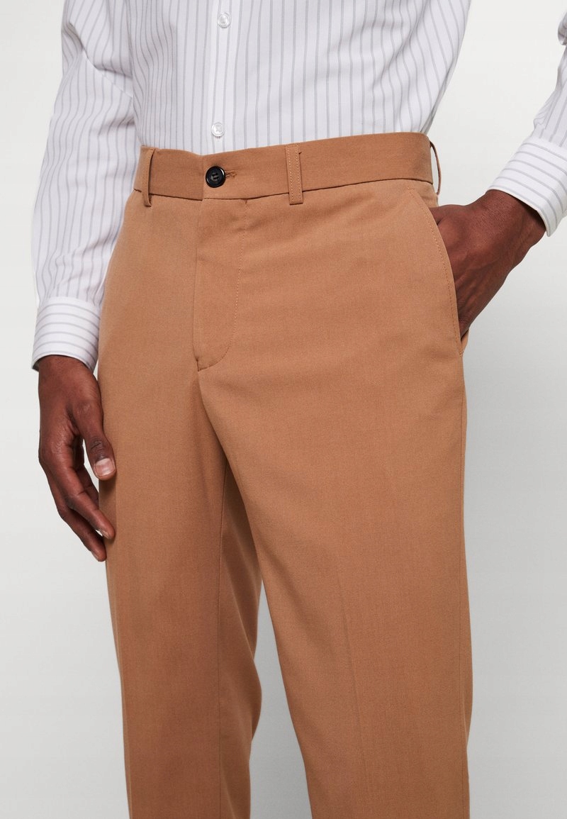 Garnitur slim fit, koniakowy Lindbergh 46 Linia regular
