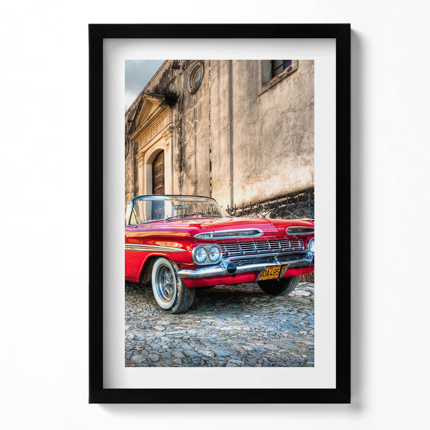 Rámeček s obrazem Červené staré auto v kolumbijské čtvrti 40x60 cm