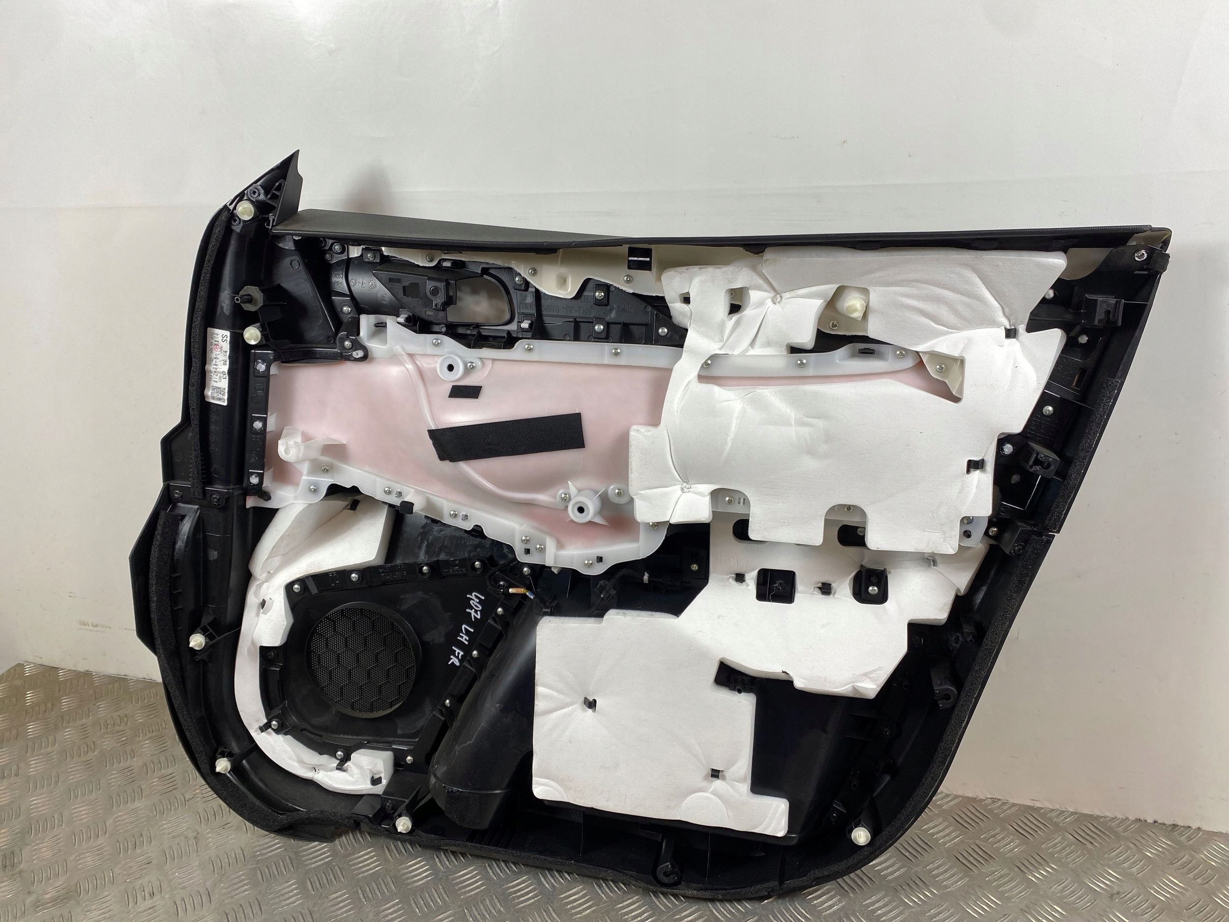 2022 mazda дверные карты передних TC3P68450