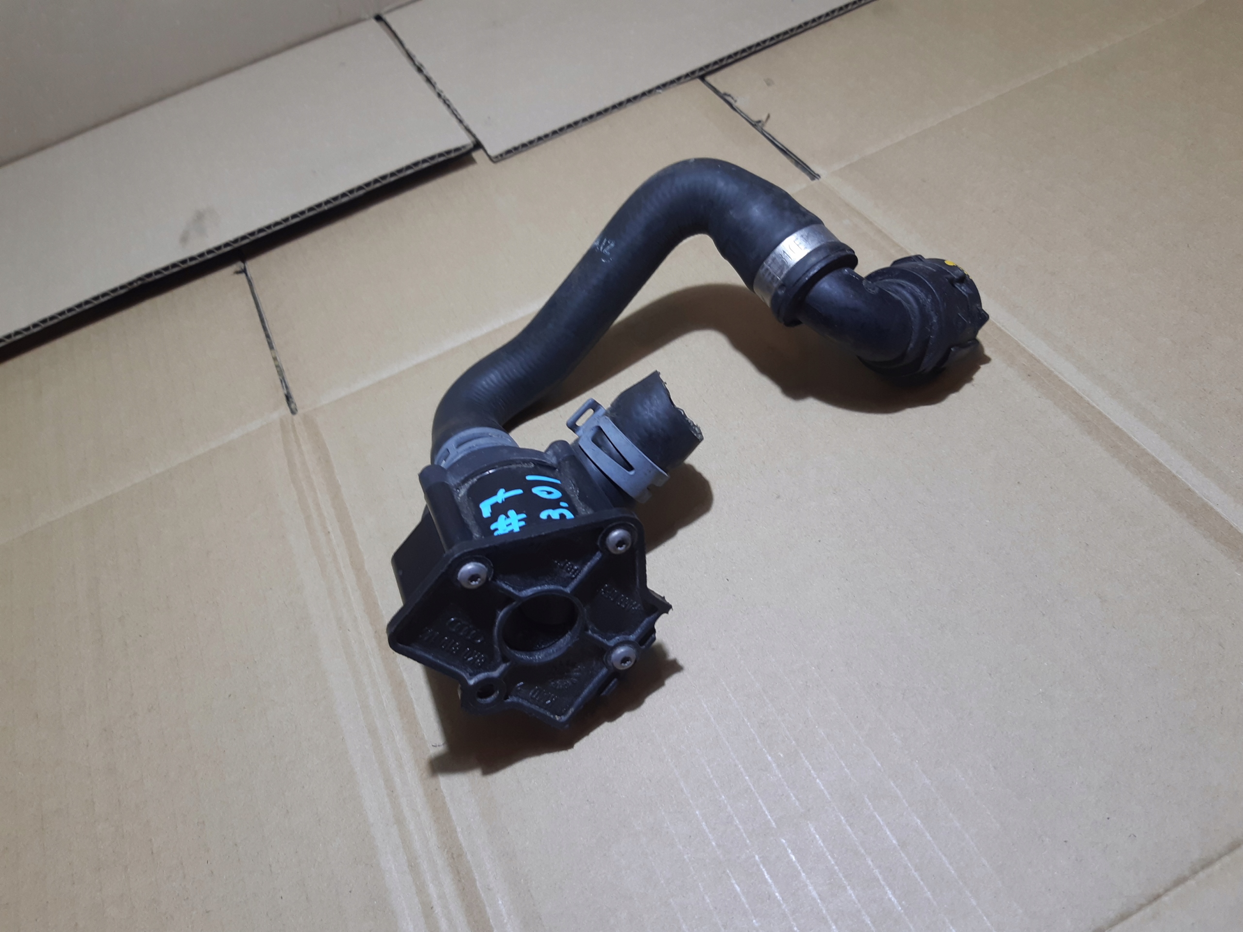 AUDI A4 B8 A5 8T dodatková pumpa pumpa vody 06H121601M