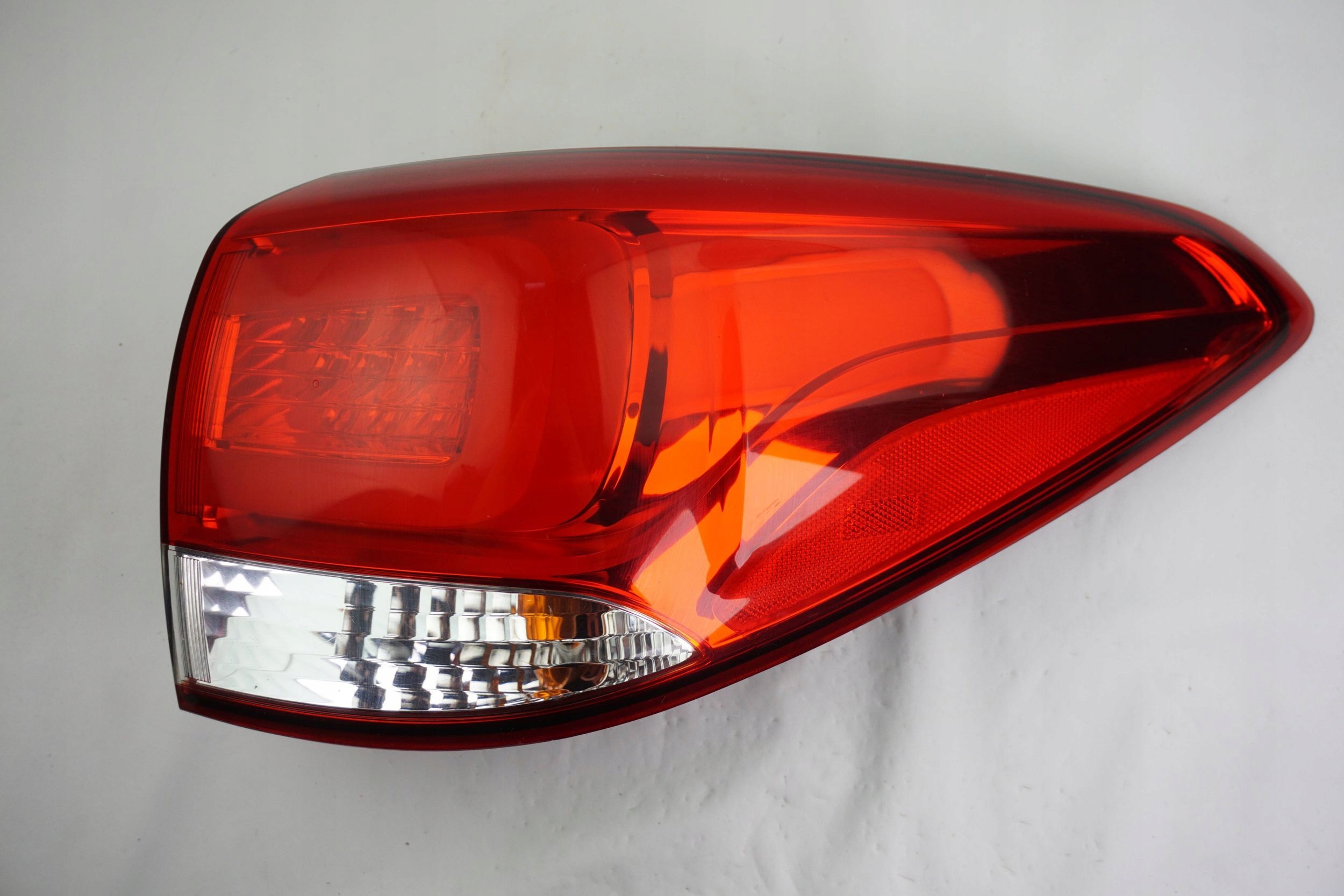 фонарь правый kia CARENS III 92402-A4110