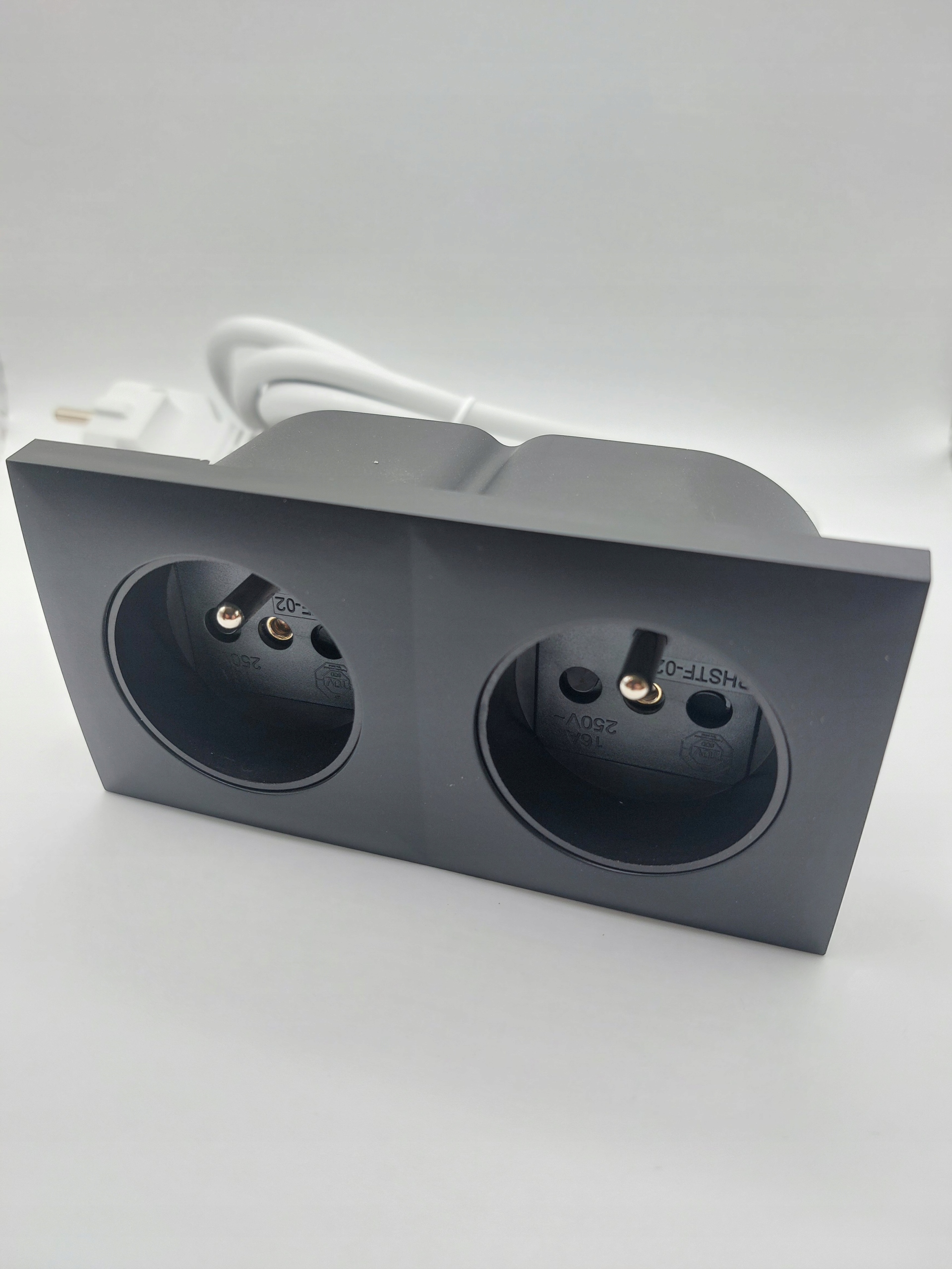 Elektrická zásuvka se zasouvacím nábytkovým portem, dvojitá, černá