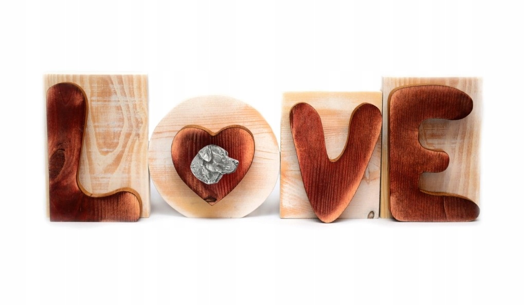 Labradorský retriever s nápisom Love, drevené ozdobné písmená, dekorácia na poličku
