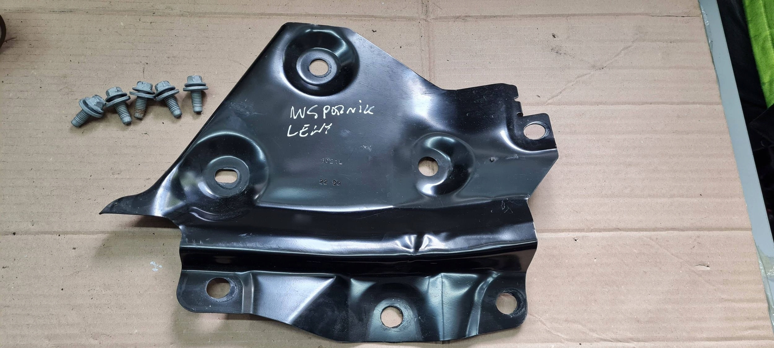 Jeep Grand Cherokee WL 2022 bracket holder console left