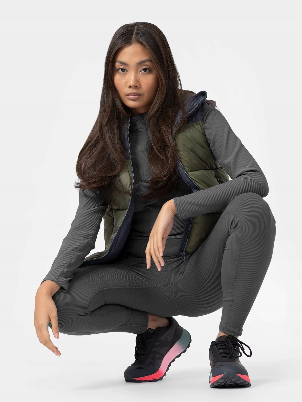 BEZRĘKAWNIK DAMSKI Z KAPTUREM 4F KAMIZELKA SPORTOWA PUCHOWA R. S Rozmiar S