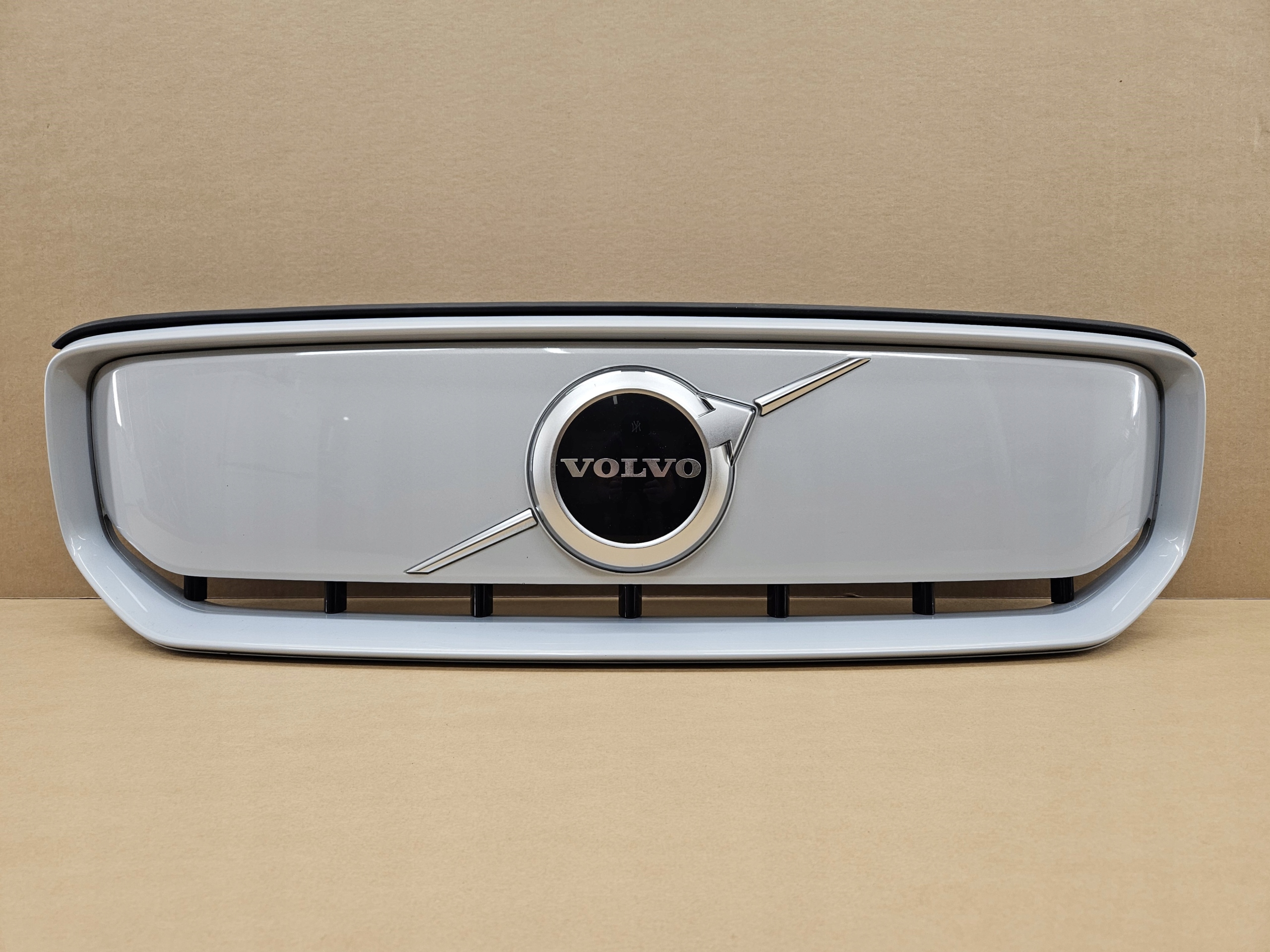 GRILL ATRAPA VOLVO XC40 EV400 RECHARGE RADAR 2020-2022 KOLOR 729