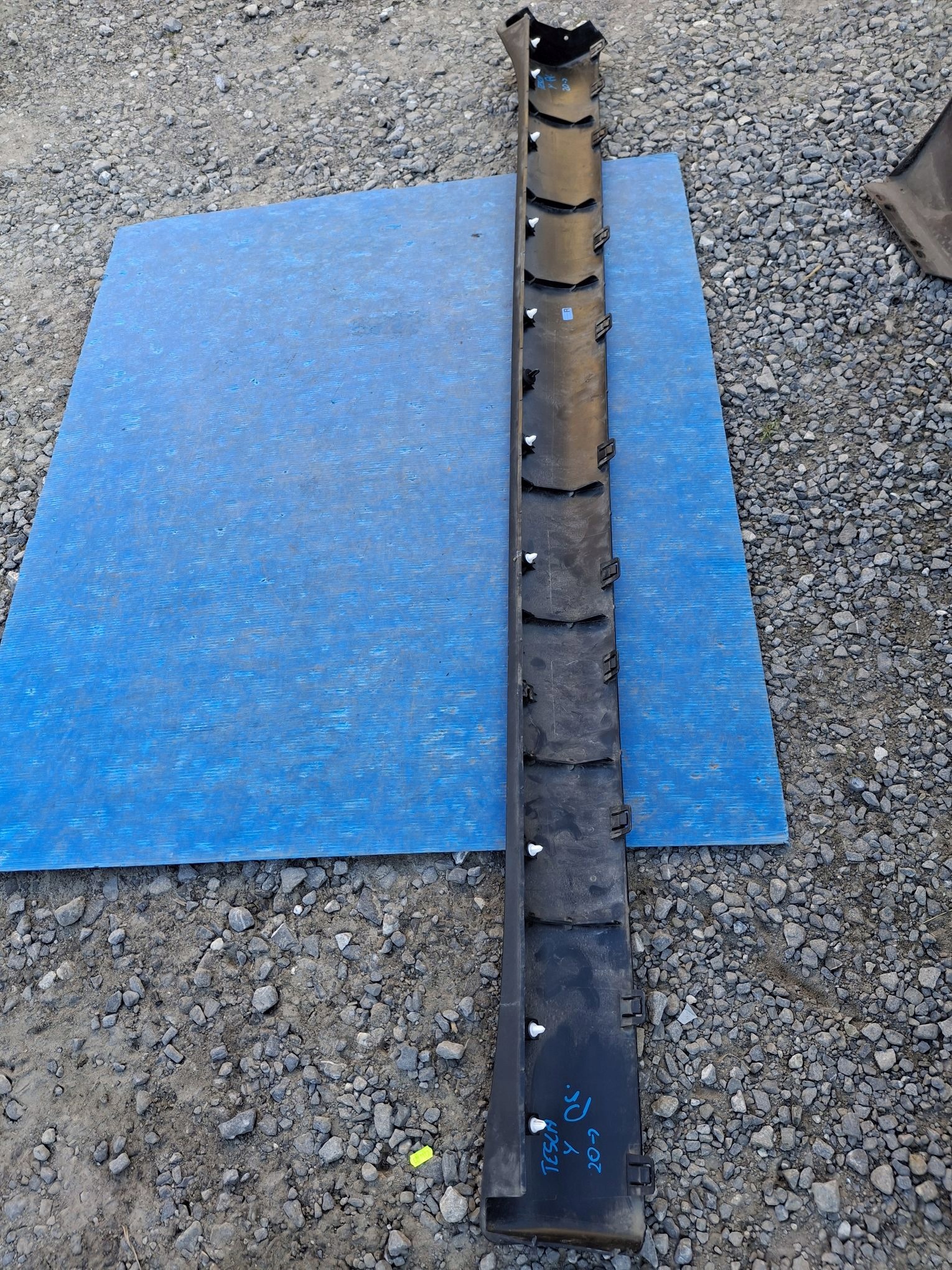 moulage seuil seuil droit TESLA MODEL JUNIPER 2024R->