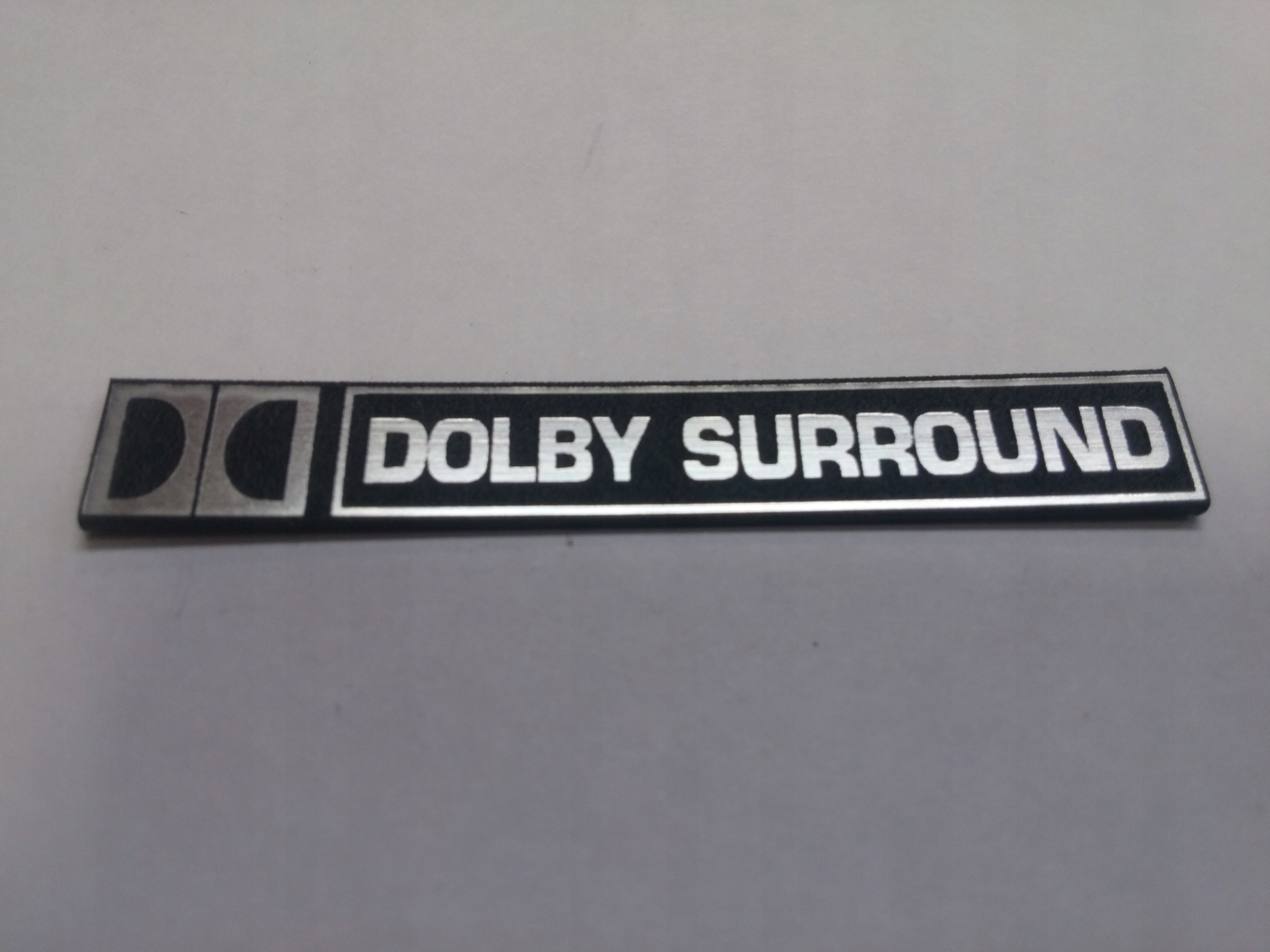 

Dolby Surround naklejka emblemat 60x8 mm *srebrna