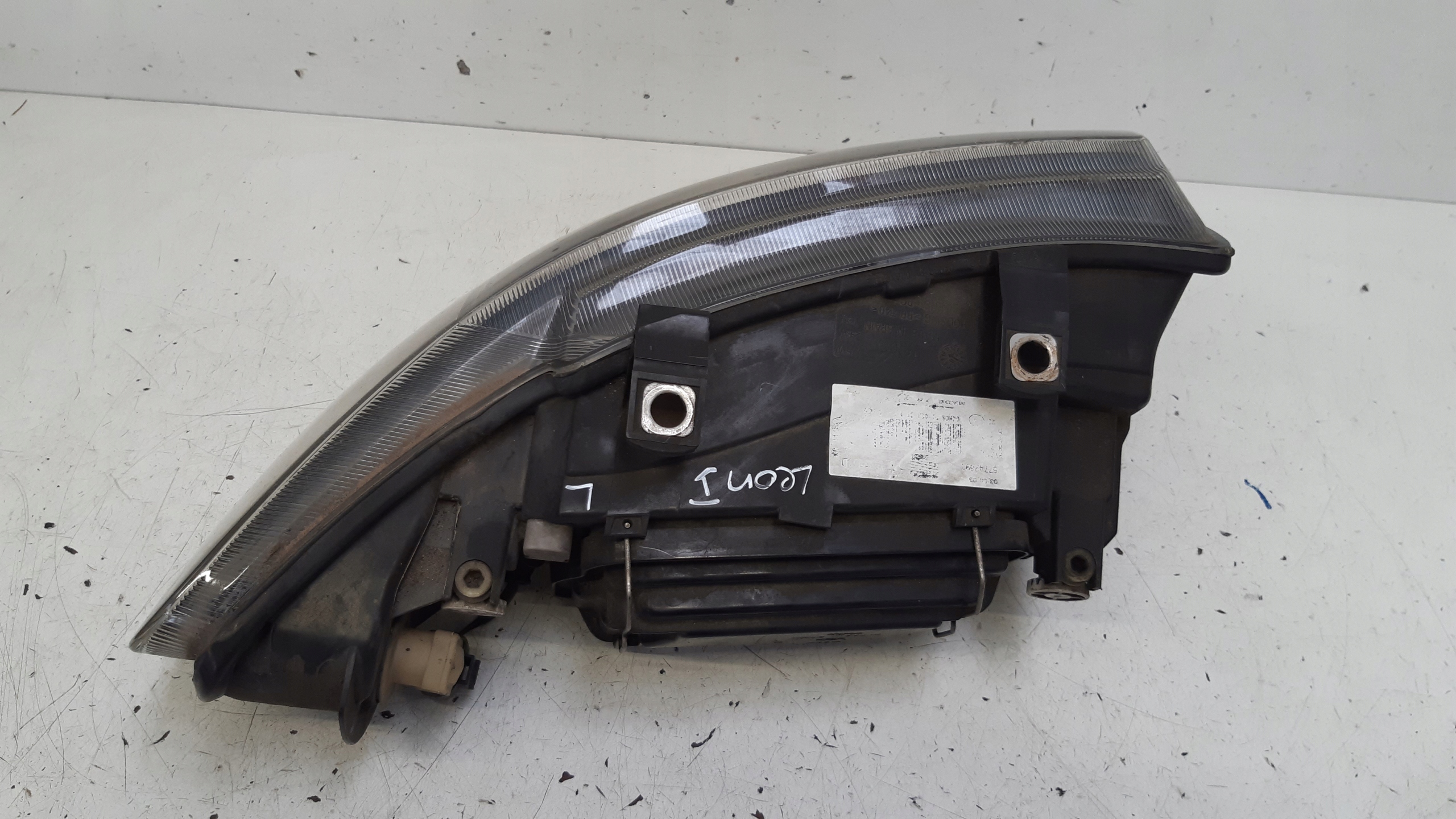 light left front original Seat Leon and