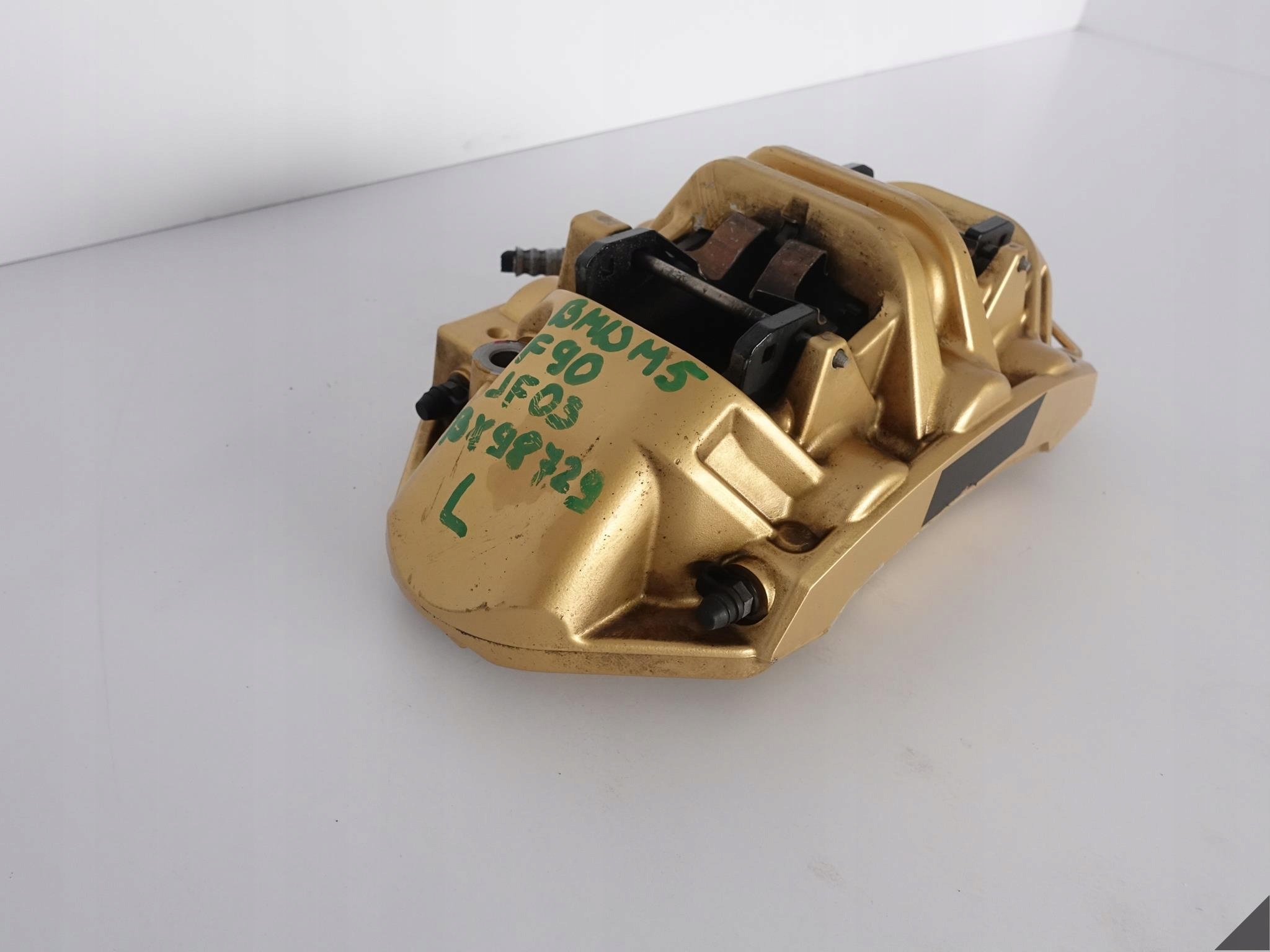 BMW M5 F90 M8 F91 GOLD třmen+plotýnky levý předek
