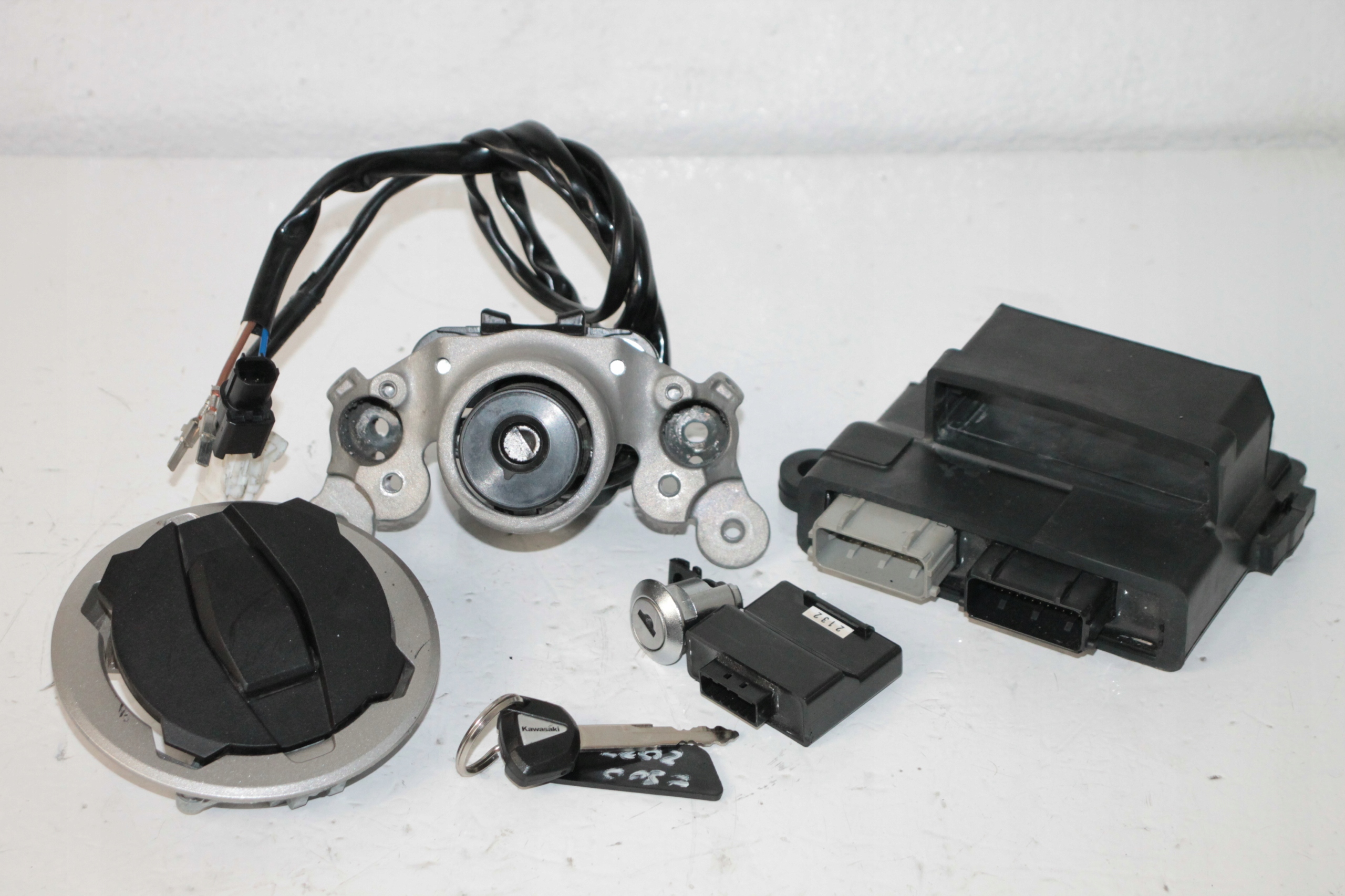 81 - KAWASAKI Z900 20 + ABS ключ зажигания наполнитель автомобиля модуль