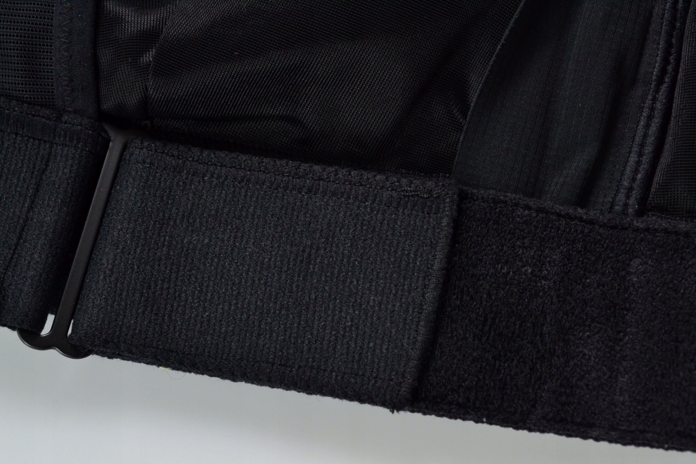 Stanik sportowy regulowany podtrzymujący Shefit rozmiar L Kolor dominujący czarny