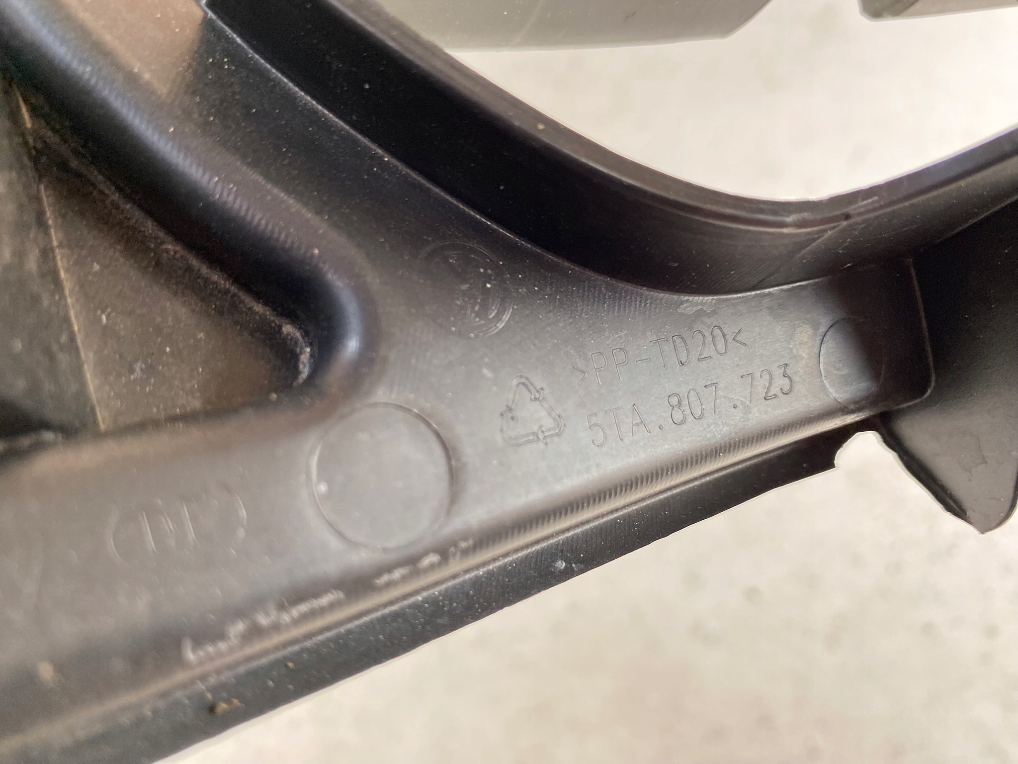 VW TOURAN 5TA 15- support holder bumper left front for fog light 5TA807724