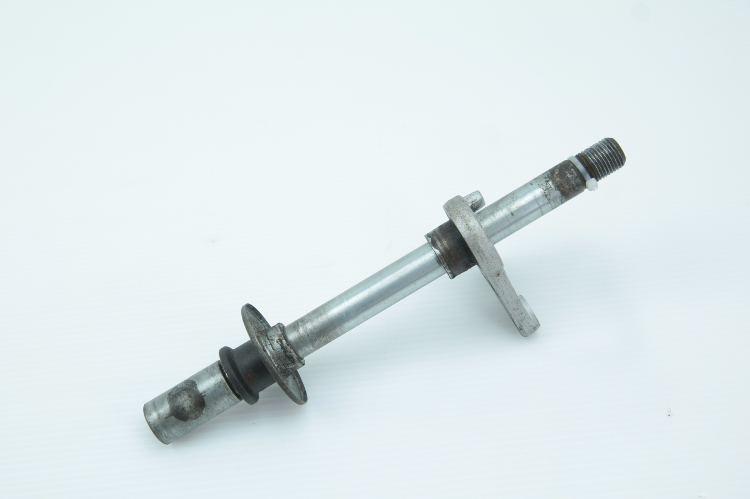 SUZUKI GSF 650 BANDIT 05-06 OŚ OŚKA PRZÓD