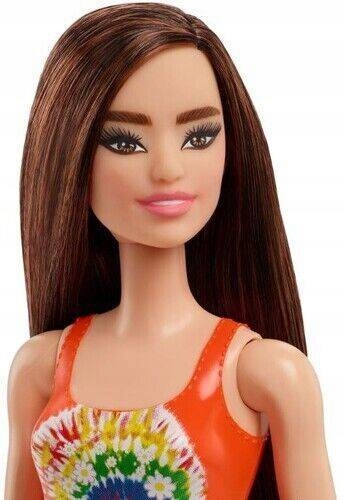 BARBIE W STROJU KĄPIELOWYM PLAŻOWA DUŻA LALKA RÓŻNORODNOŚĆ HDC49 Kolor wielokolorowy