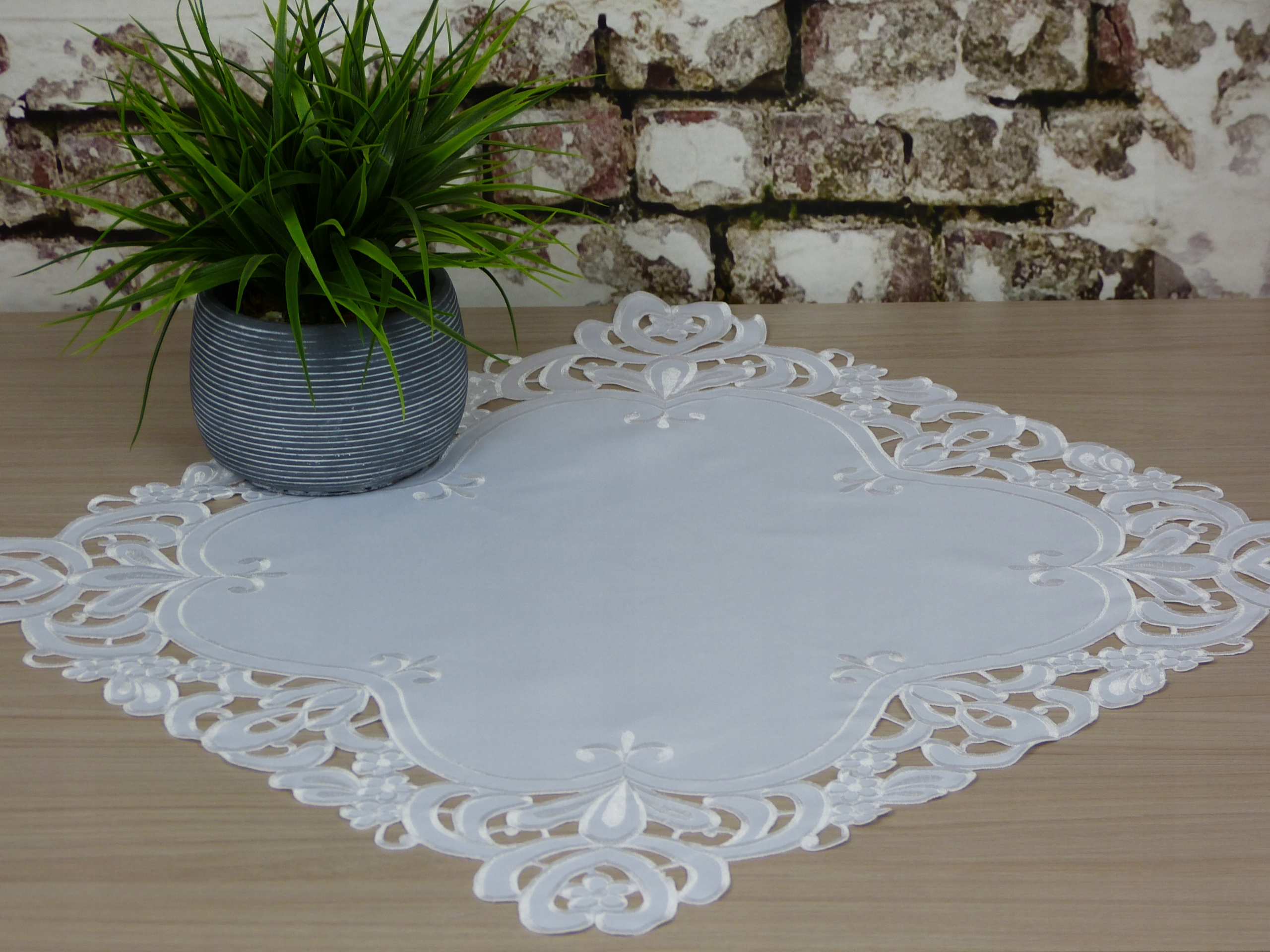 

Serweta serwetka na stół 60x60cm haftowana biały