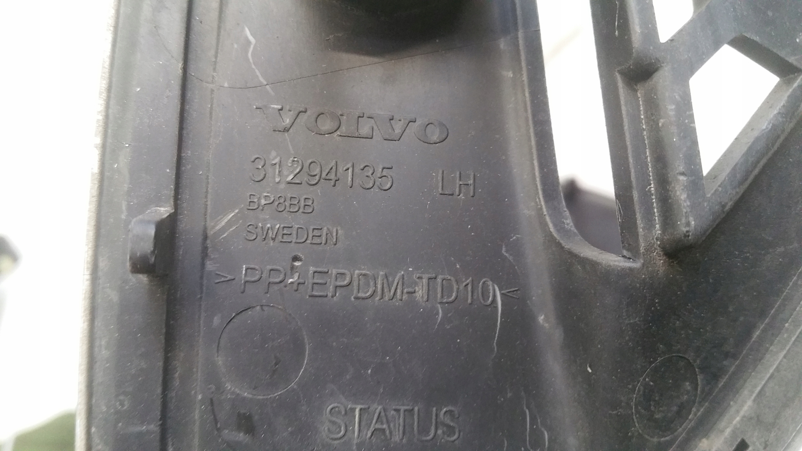 grid of a bumper left front 31294135 Volvo V60