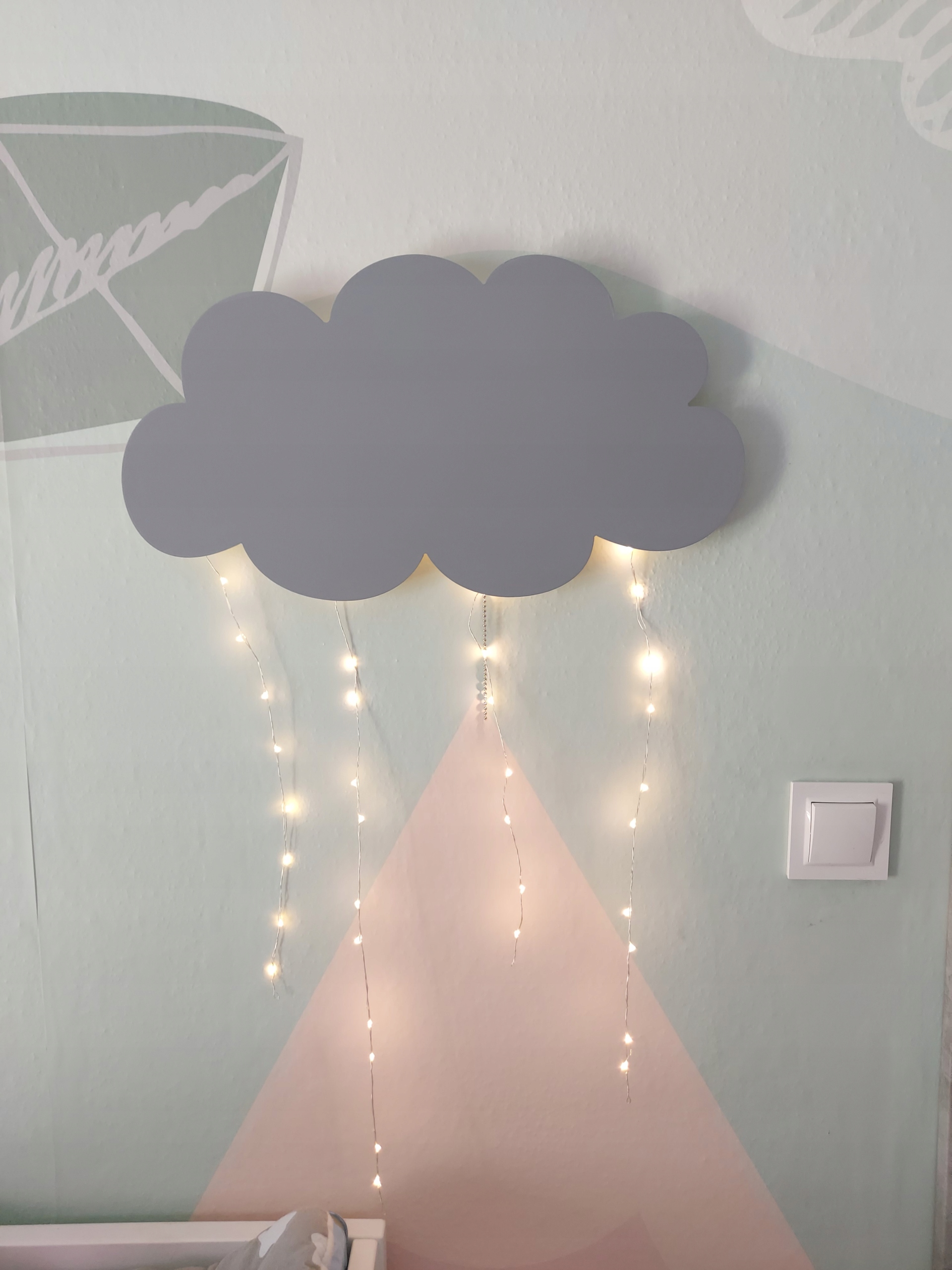 Lampka nocna chmurka LED z kropelkami świetlnymi łańcuch świetlny ścienna Marka Moliland