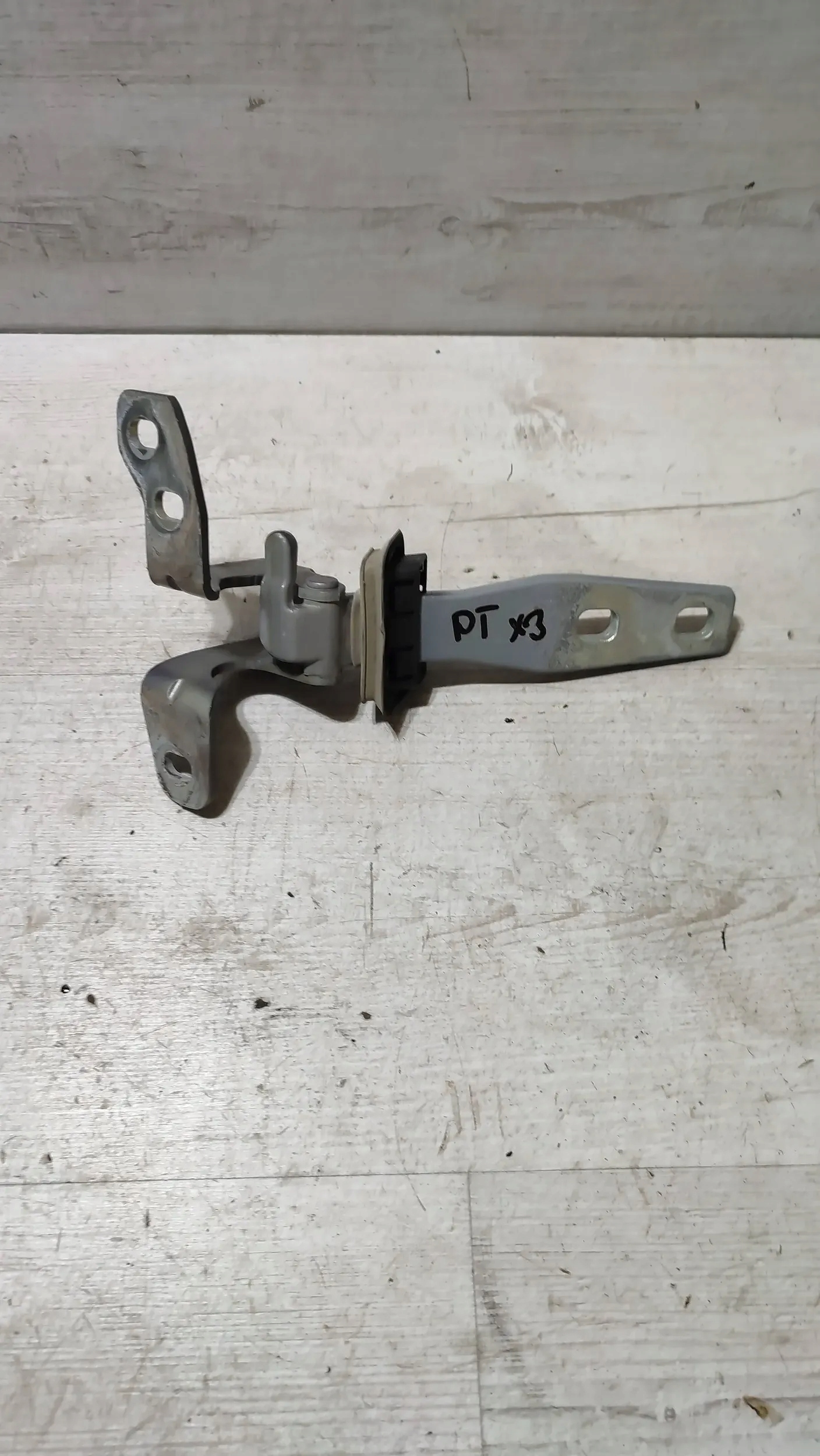 BMW X3 F25 15r 2.0d hinge bonnet right rear part