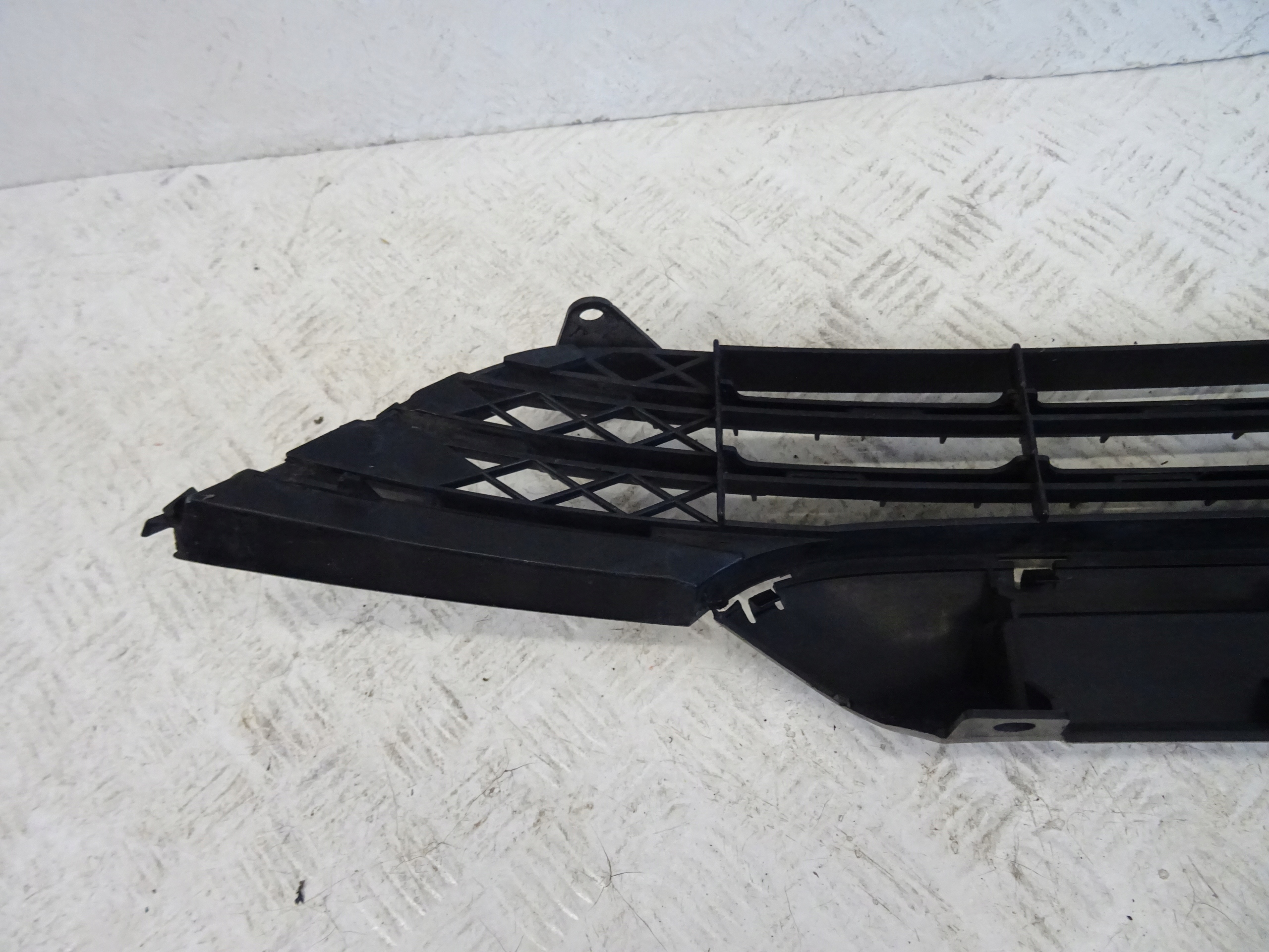 grid of a bumper front front HONDA CRV III 71121-SWW-G0