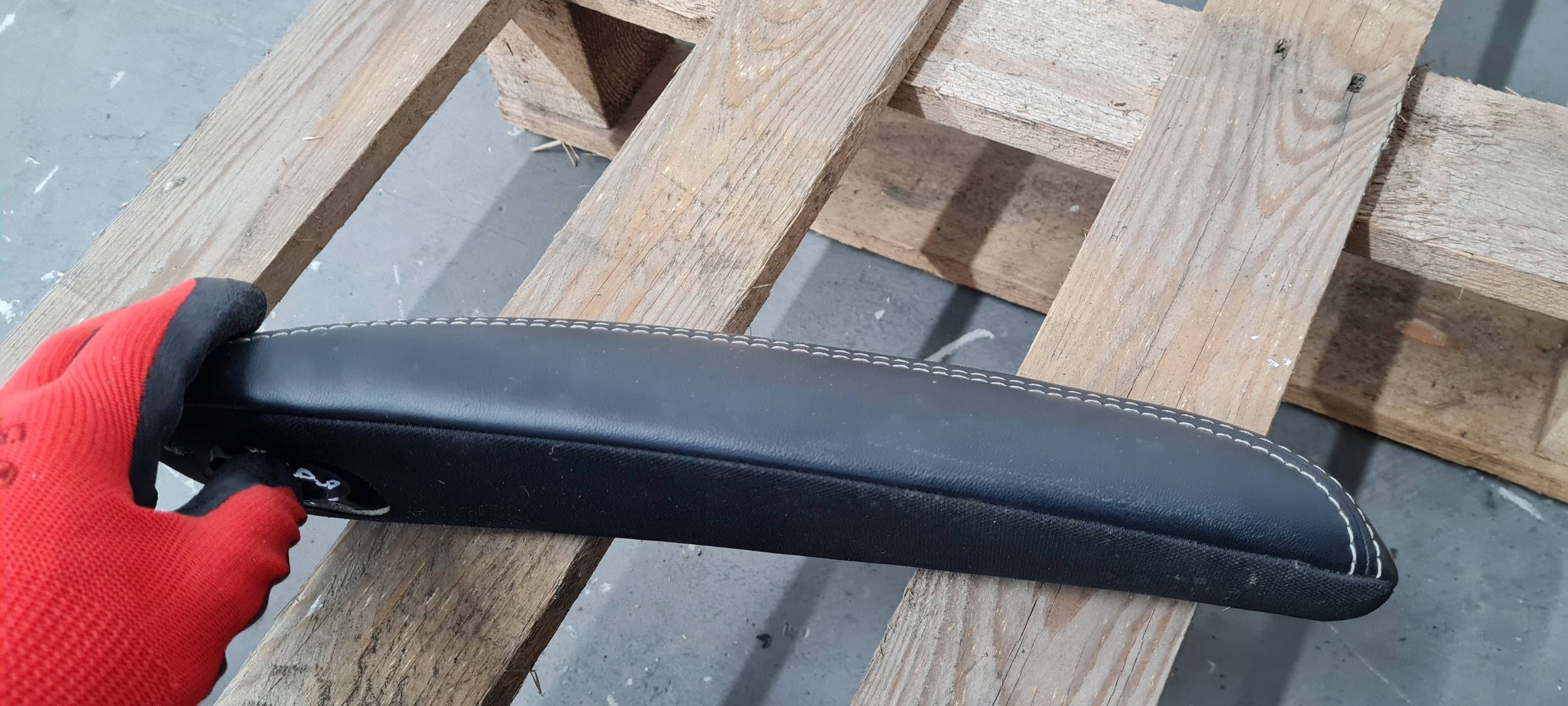 Chrysler Pacifica 2022 armrest seat left rear part 2 RZAD leather hybryda