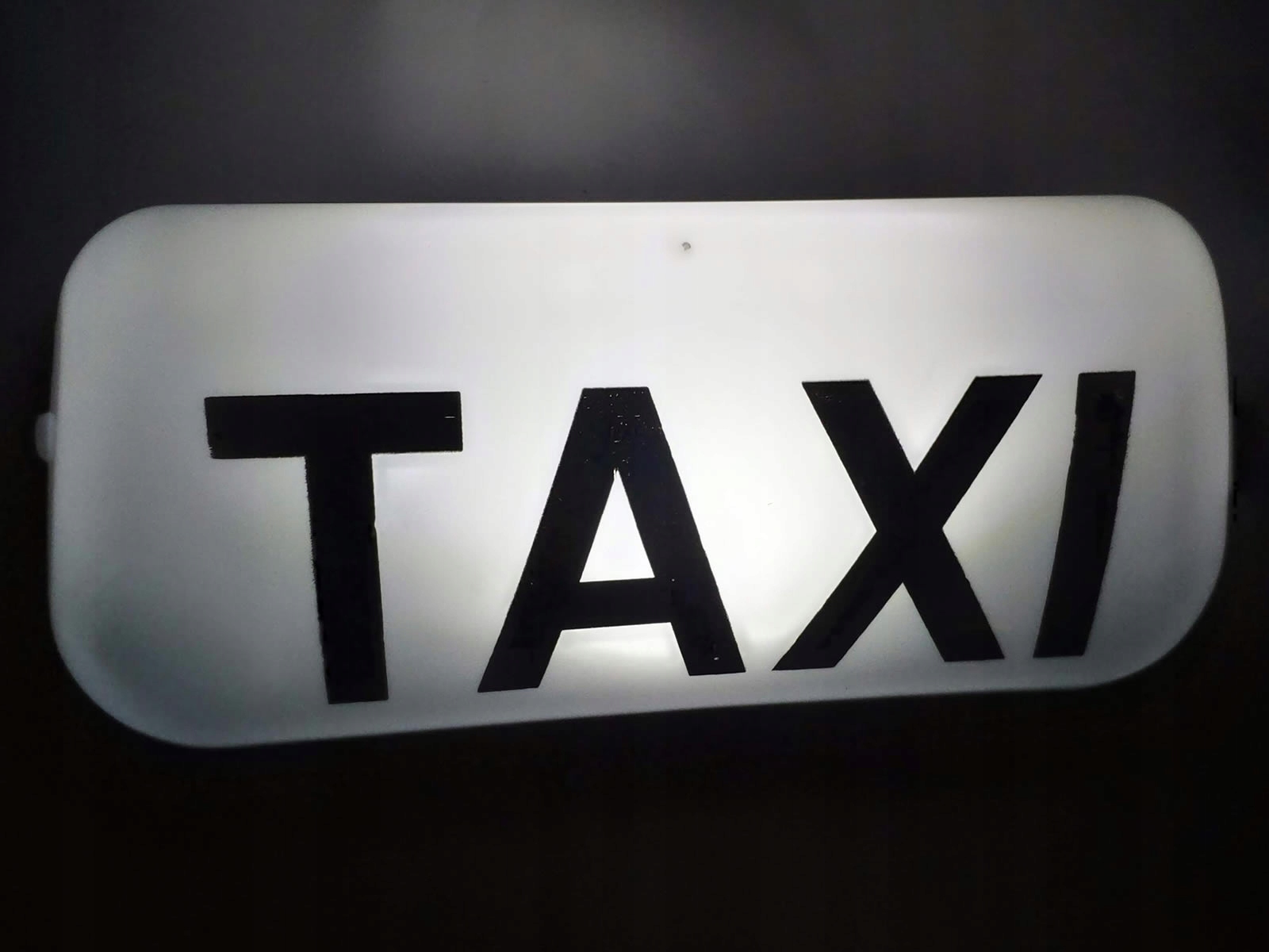 BEZPRZEWODOWA LAMPA KOGUT TAXI LED NA PILOTA BIAŁA Producent części Jacky