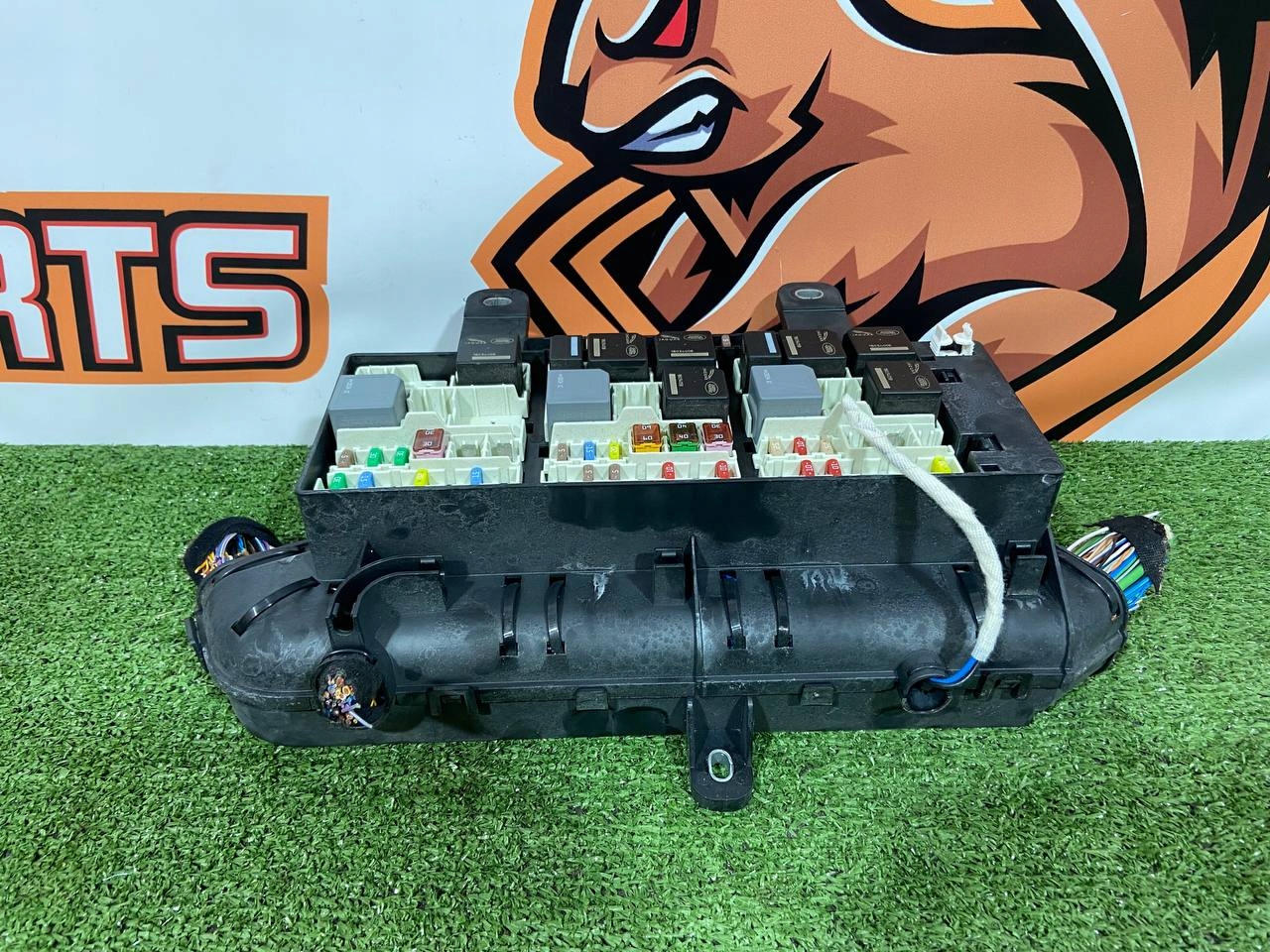 SKRZYNKA BEZPIECZNIKÓW RANGE ROVER VELAR L560 J8A2-14290-ACD Producent części Land Rover OE