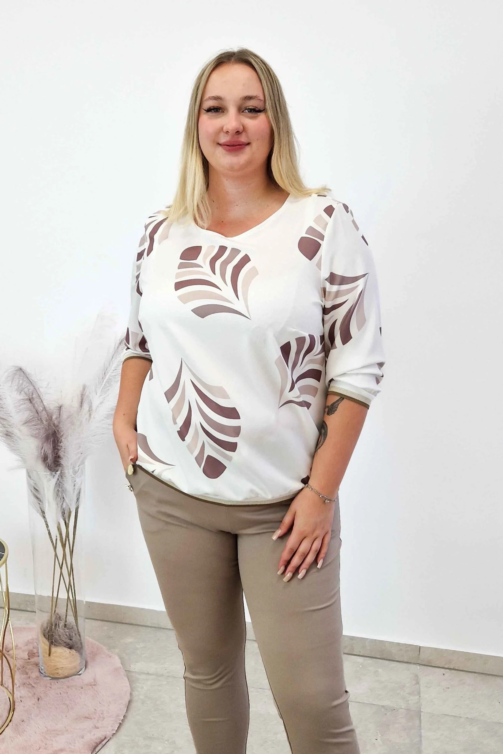 Elegantní dámská halenka s prasklinou na zádech, bílo-béžová, velikost 48