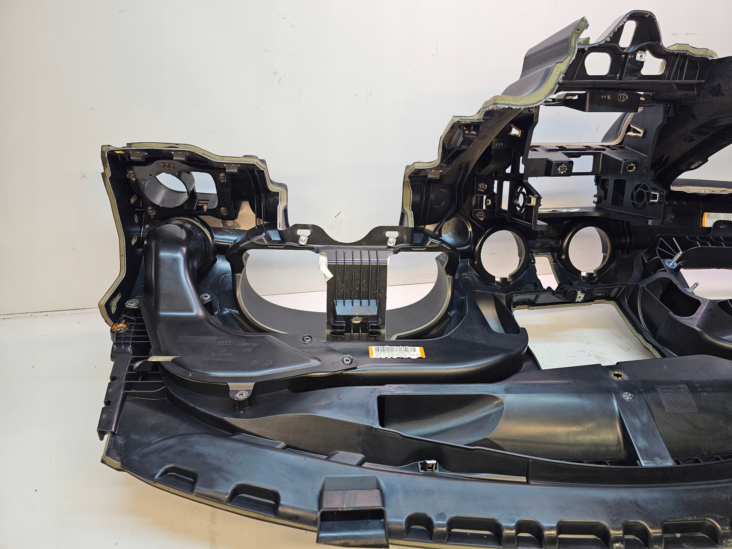 dashboard cockpit console AUDI A1 8X damaged 8X1857033