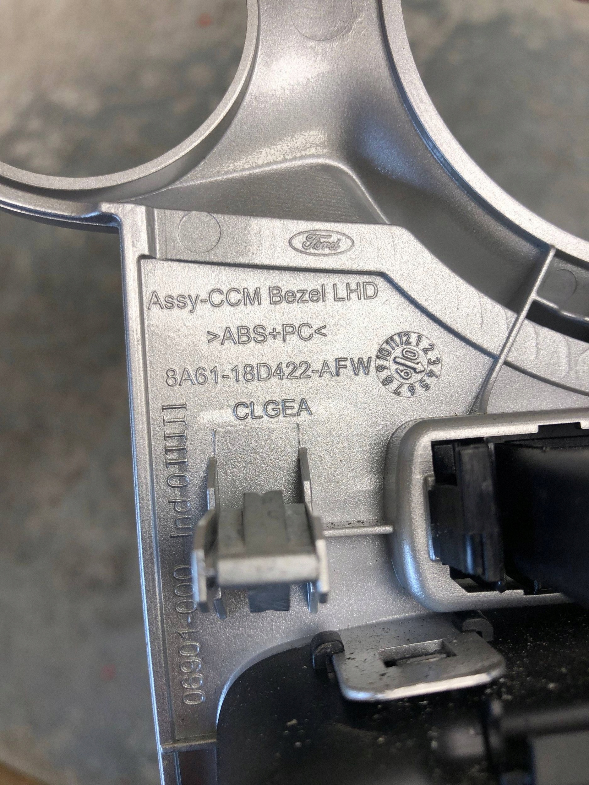 RÁM PANELU klimatizaci FORD FIESTA MK7 8A61-18D422-AFW