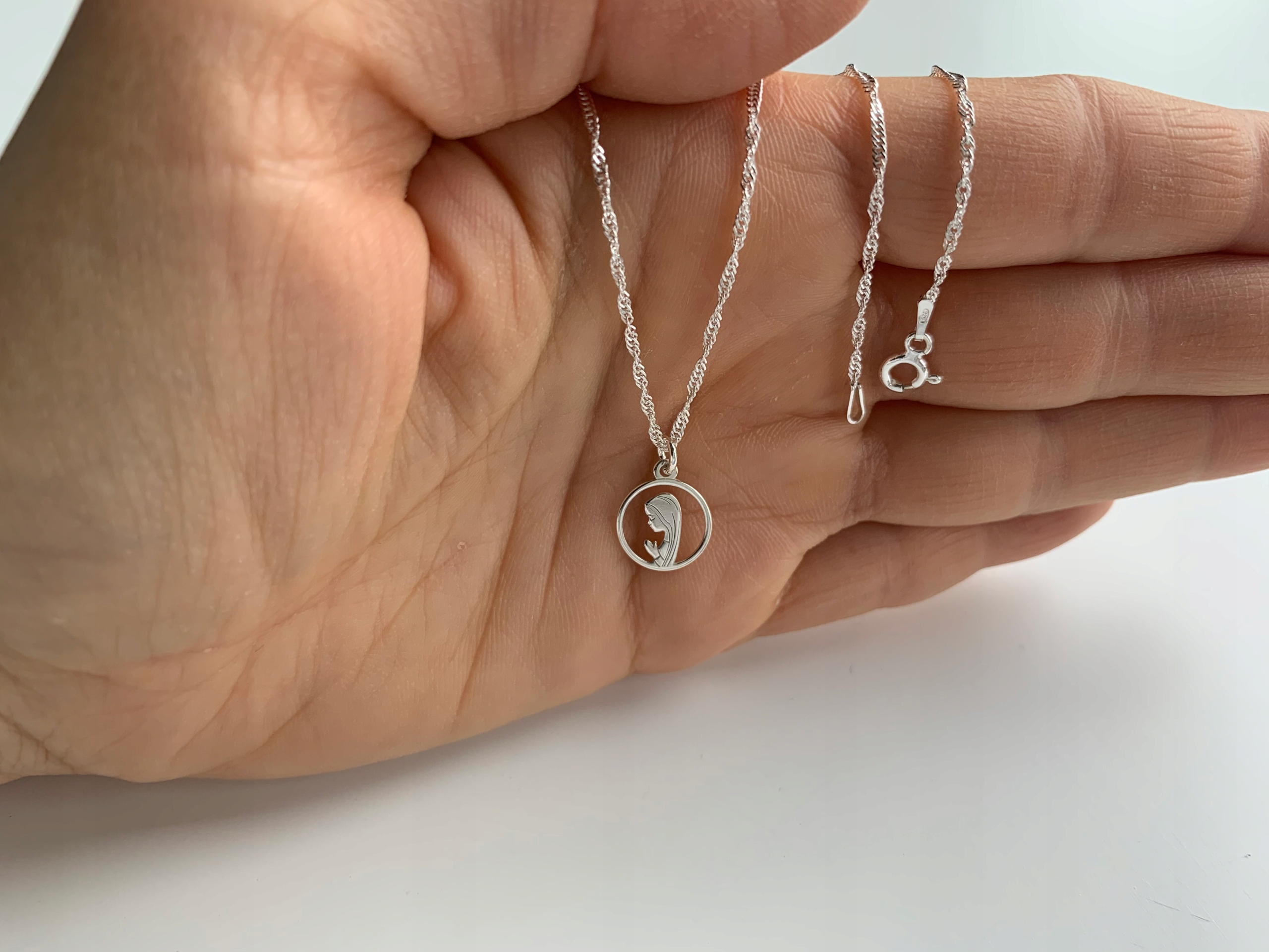 SREBRNY ŁAŃCUSZEK KOMUNIJNY MEDALIK MATKA BOSKA NA KOMUNIĘ DLA DZIEWCZYNKI Kolekcja KOMUNIJNA