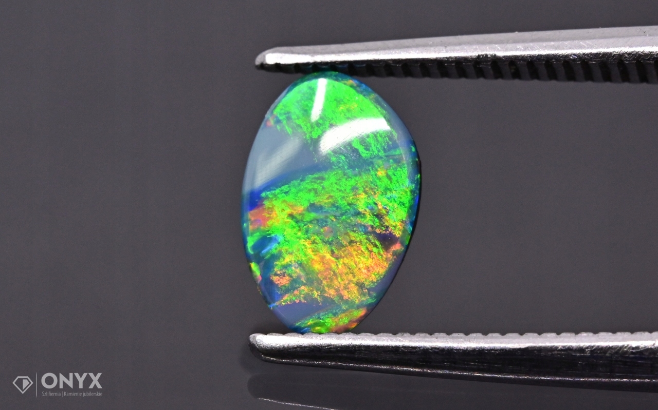 Opal Australská konvexní deska dublet nepravidelný