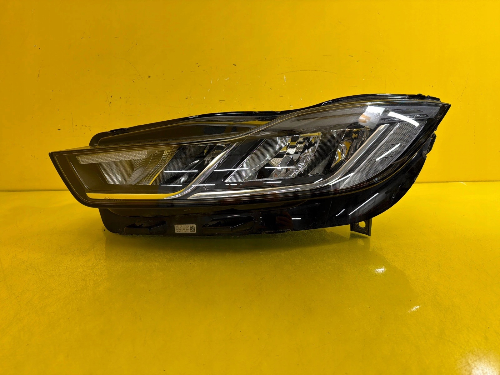 light left front Jaguar and-Pace X590 Low Led J9D3-13W030-BC