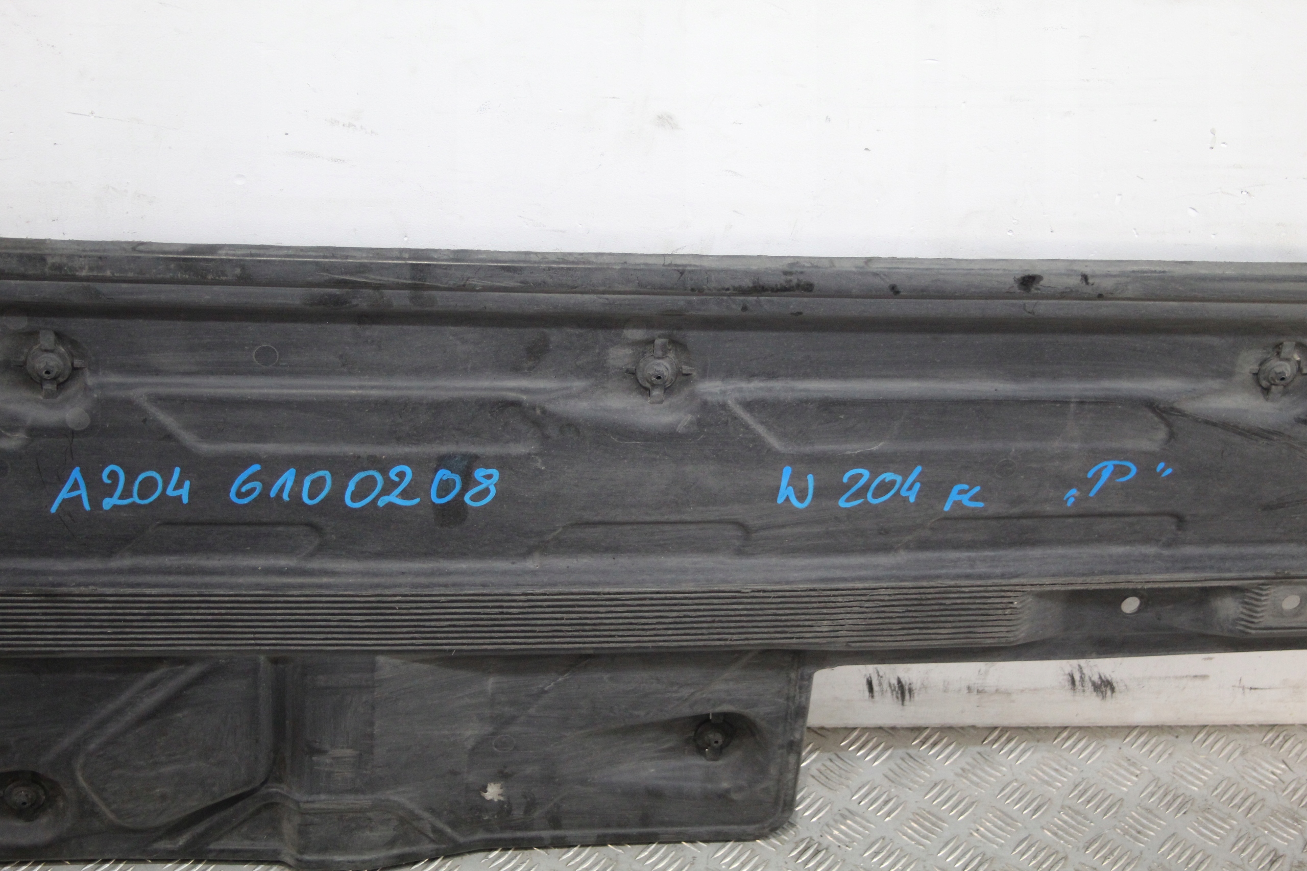 BLENDE ABDECKUNG ABDECKUNG RECHTS C-KLASA W204 LIFT A2046100208