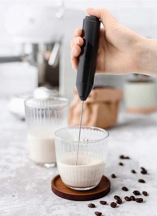 ELEKTRYCZNY SPIENIACZ DO MLEKA KAWY MINI MIKSER RĘCZNY ZE STOJAKIEM BARISTA Model KJBQ-4-BS