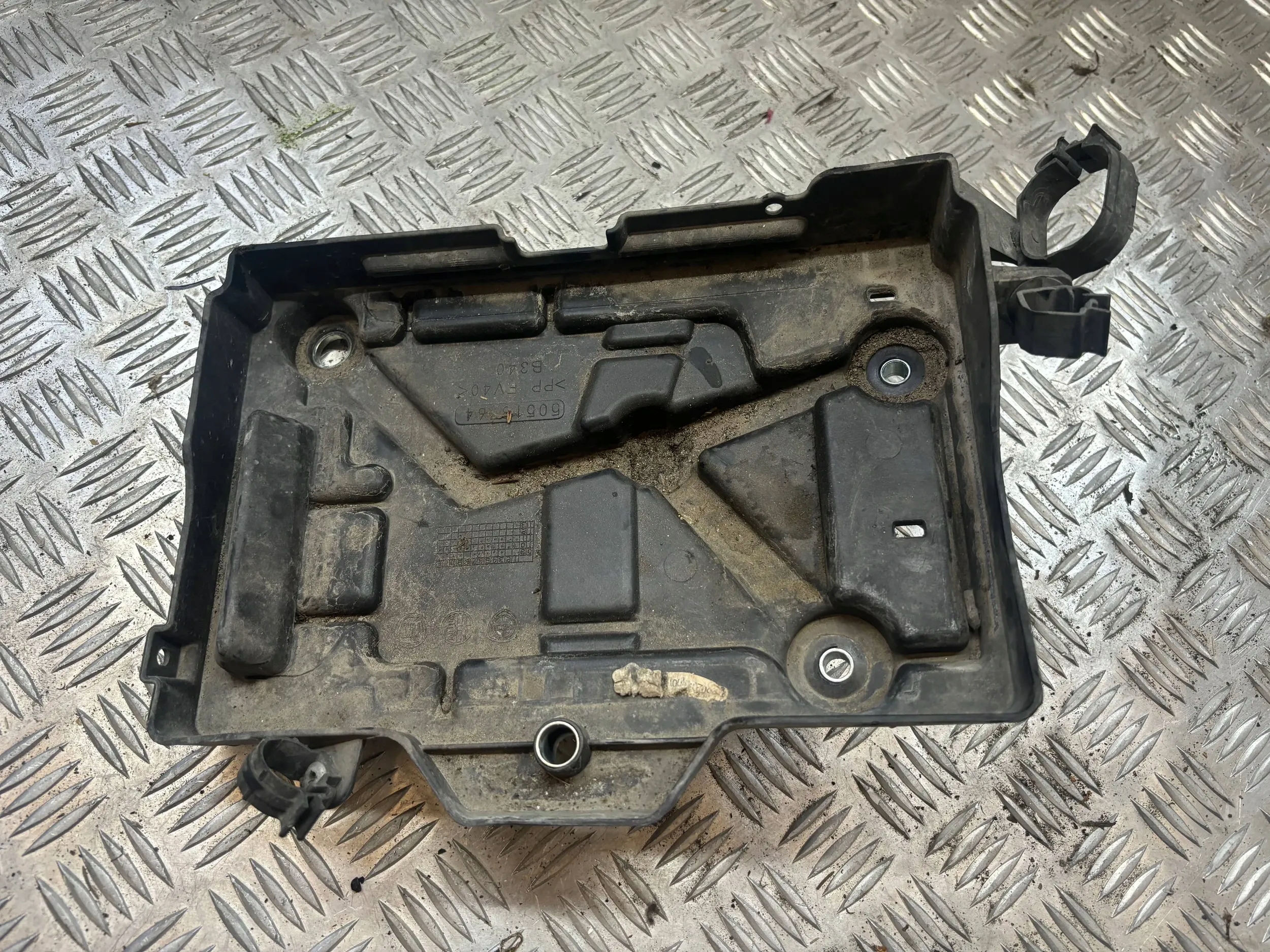 PODSTAWA AKUMULATORA ALFA ROMEO MITO 50518764