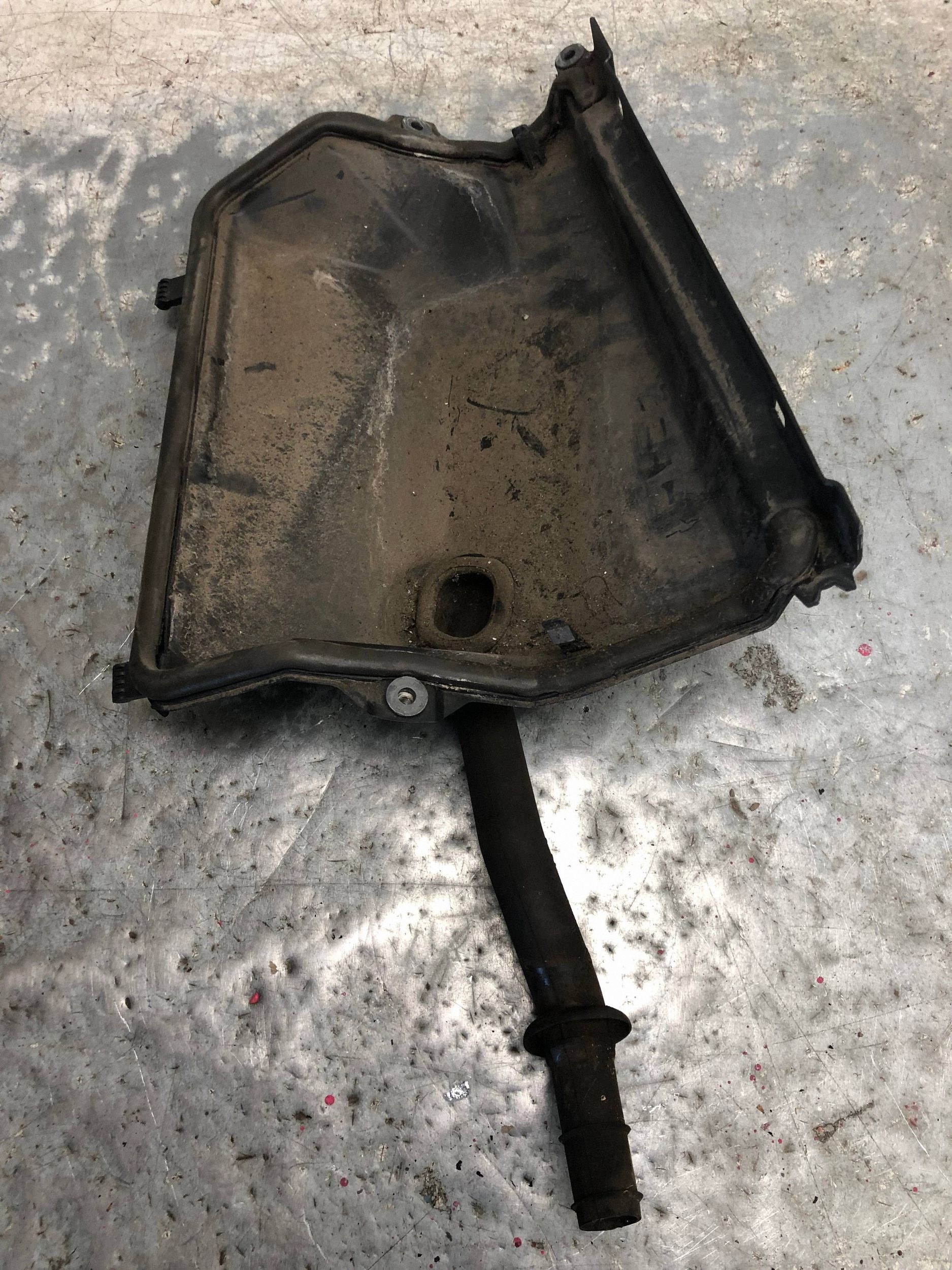 ODPLYW under the window right RENAULT TRAFIC III 668620201R