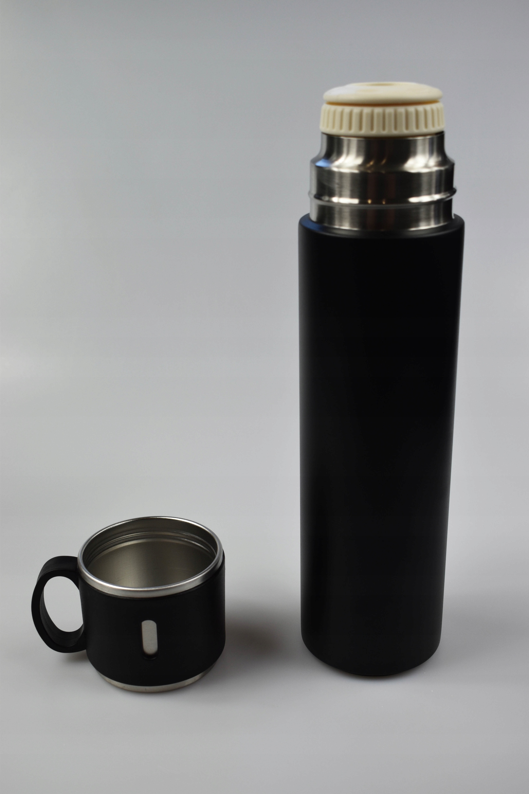 TERMOS Z ZAKRĘTKĄ W KSZTAŁCIE KUBKA 580 ML, Altom Kolor dominujący czarny