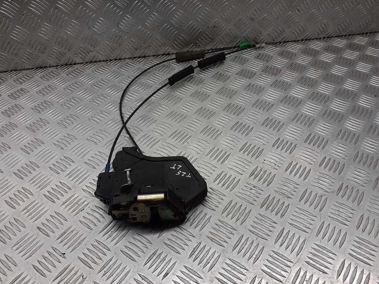 ЗАМОК ДВЕРИ ЛЕВЫЙ ЗАД. TOYOTA AVENSIS T25pin