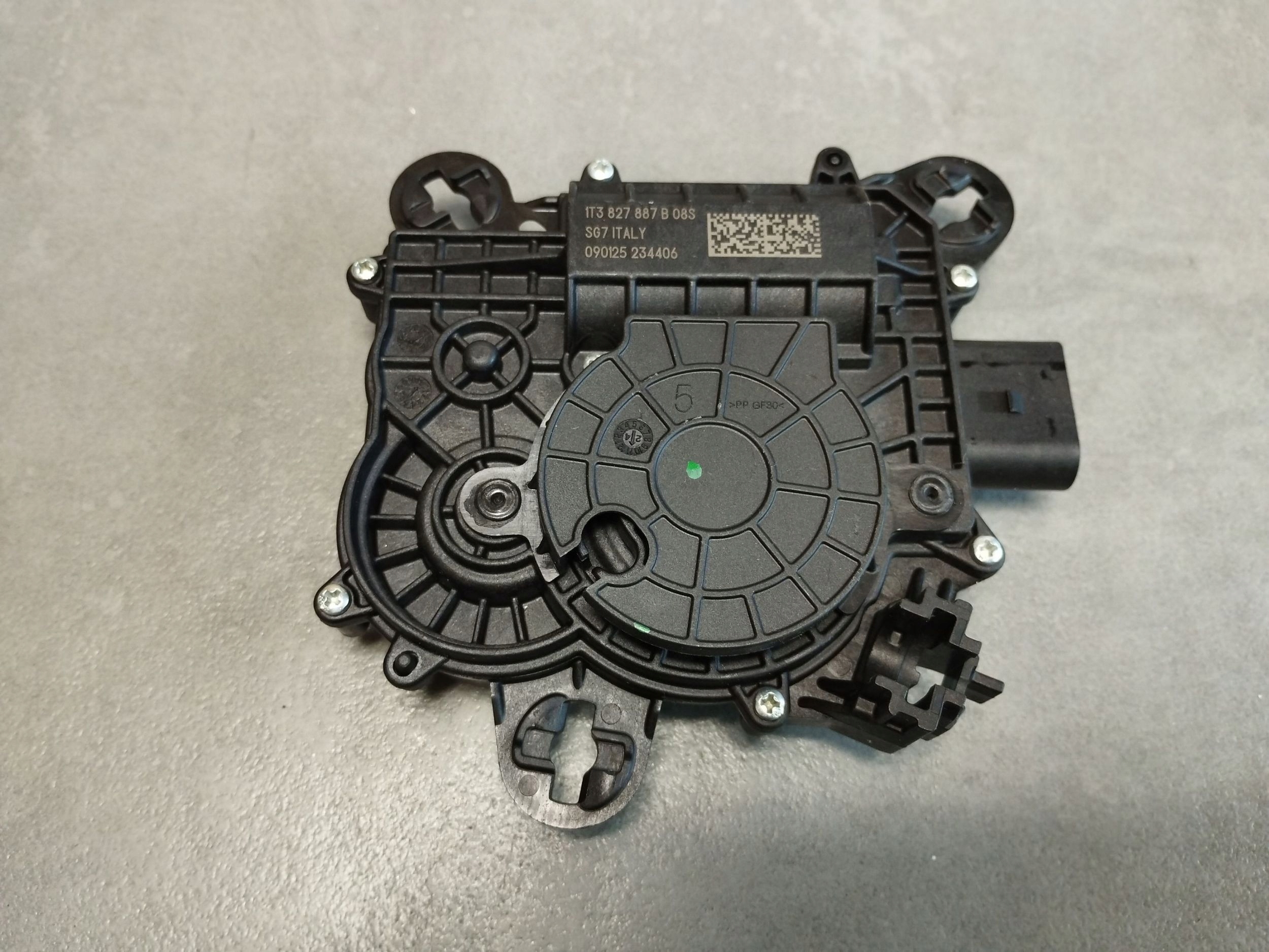 Audi A5 b10 Dociag bonnet boot 1T3827887B