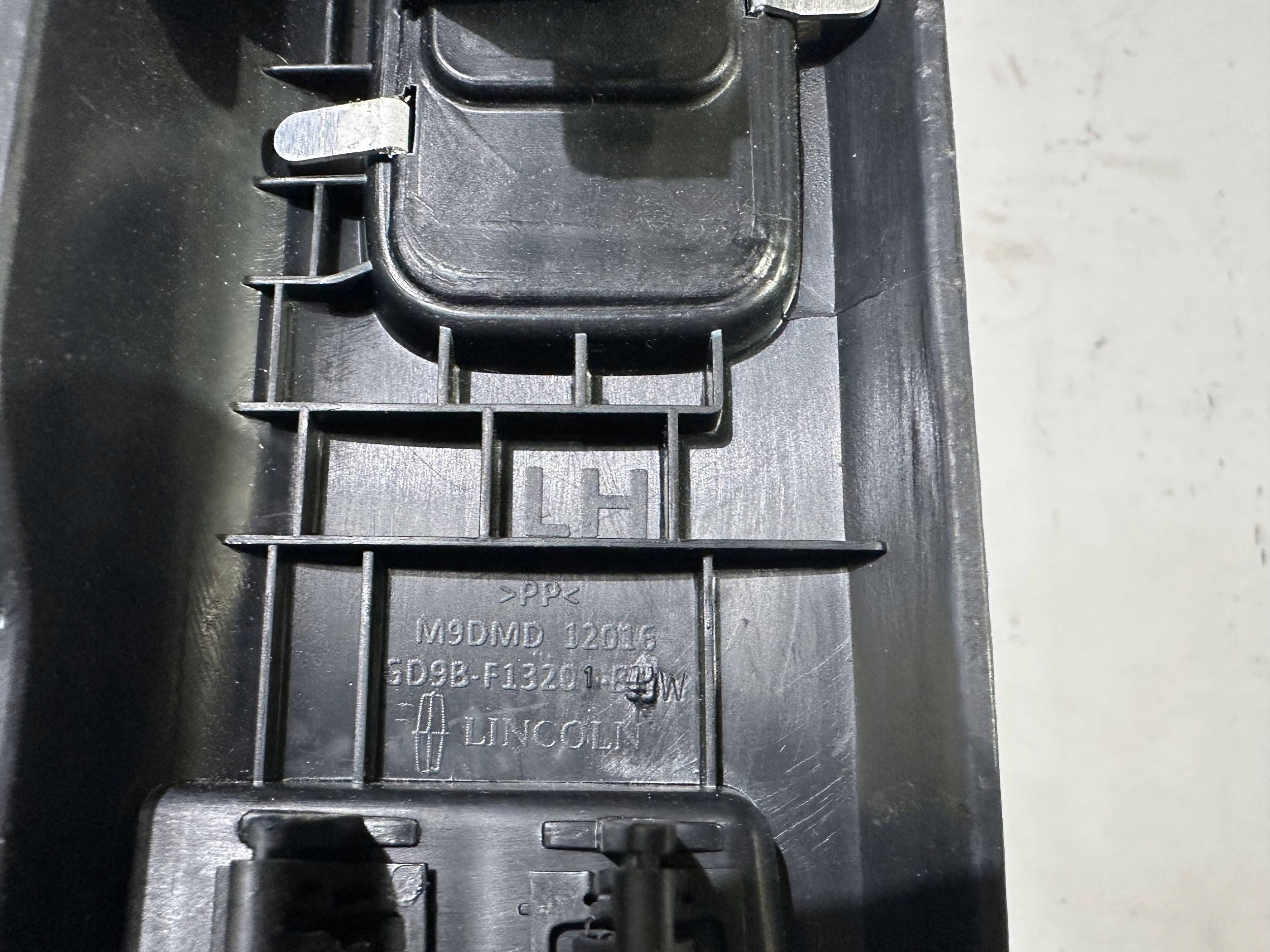 cap moulding cover of the threshold left Lincoln Continental 2017+