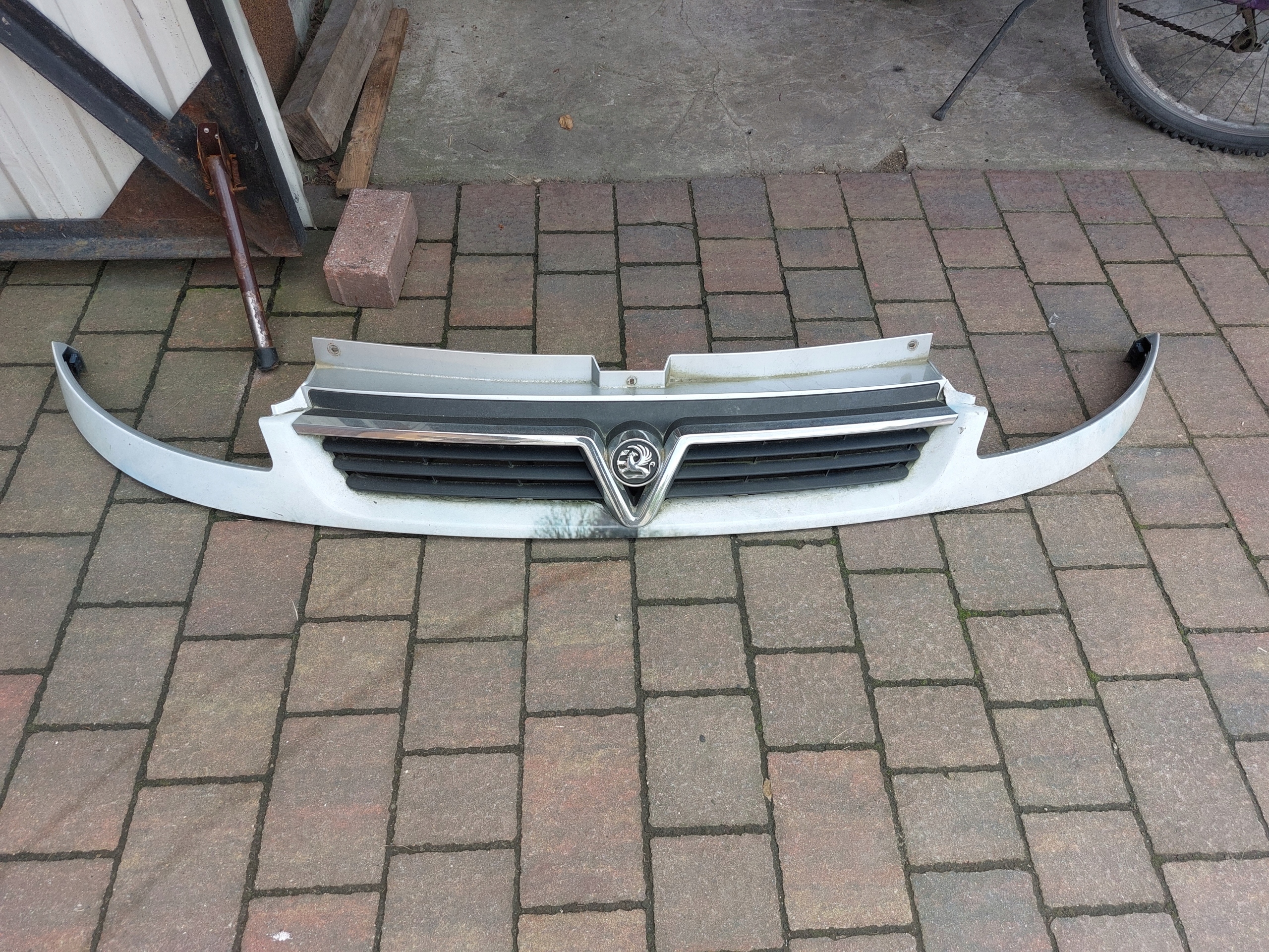 grill grille upper radiator OPEL VIVARO 05r