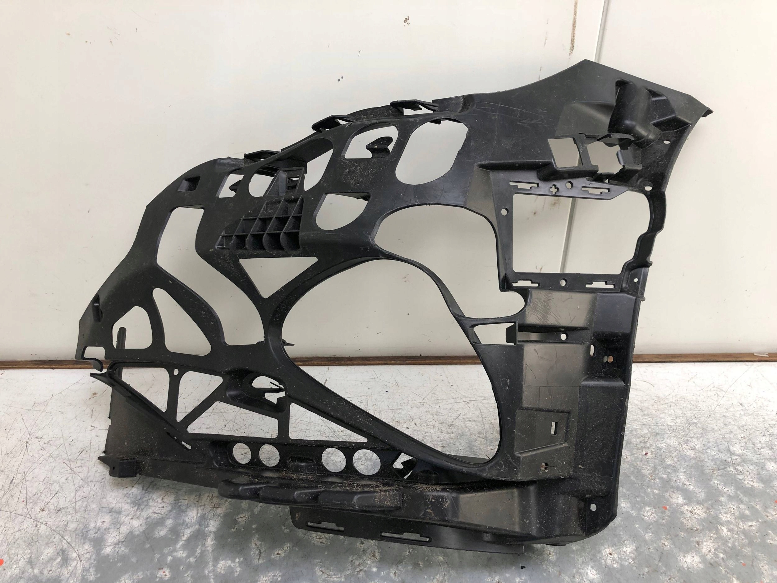bumper bracket left front MERCEDES W214 A2148850400