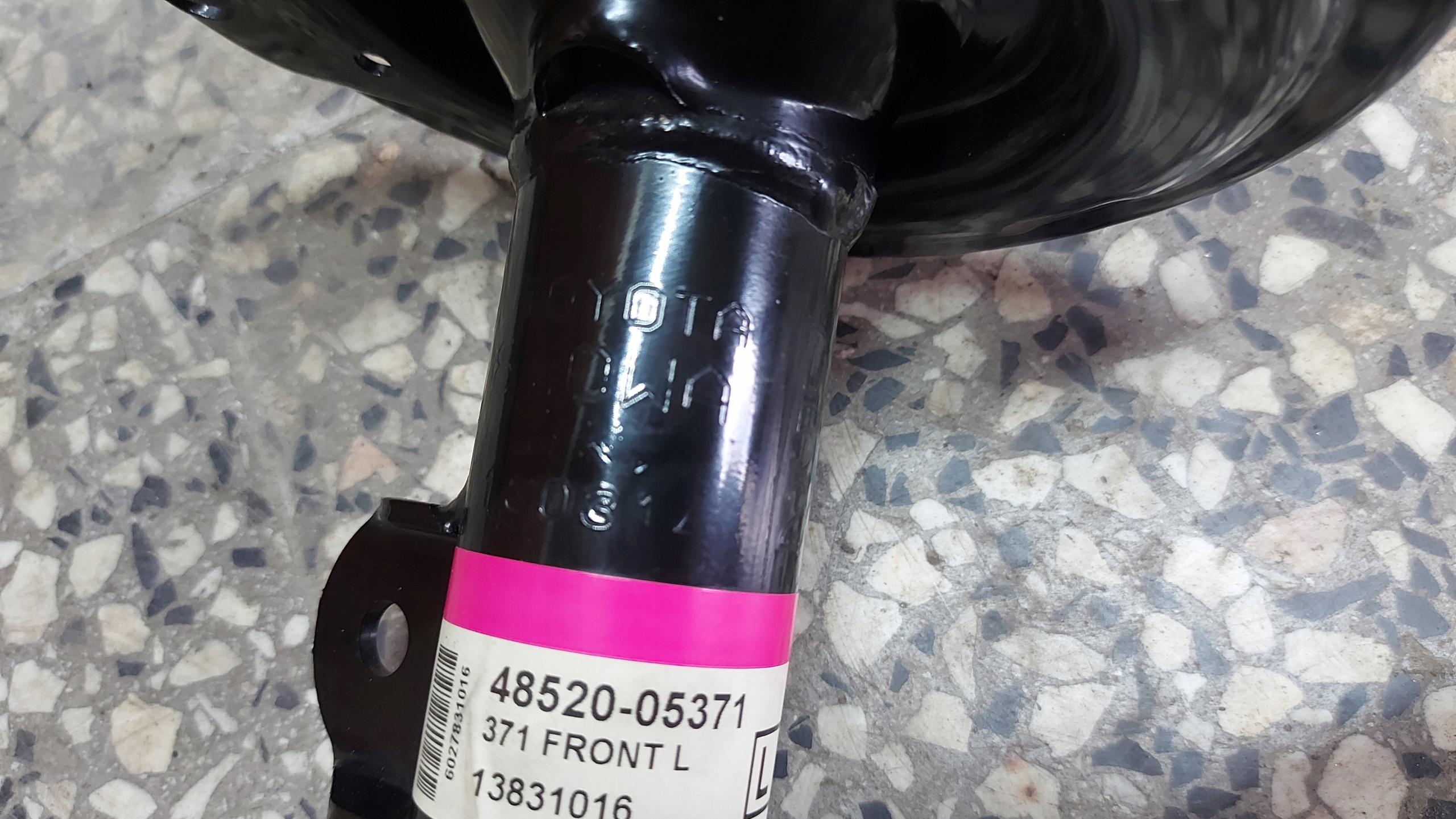 shock absorber left front TOYOTA AVENSIS T27