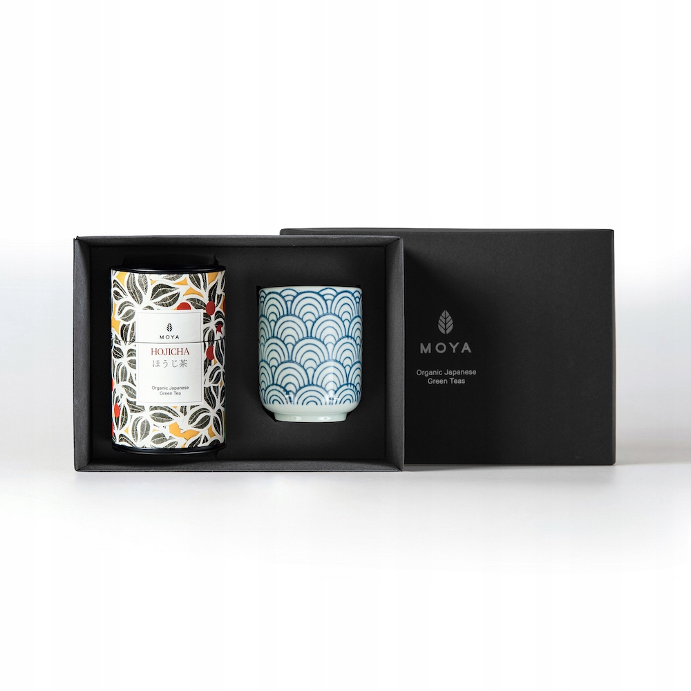 Levně Dárková sada: organický zelený čaj Moya Hojicha a hrnek Choseki