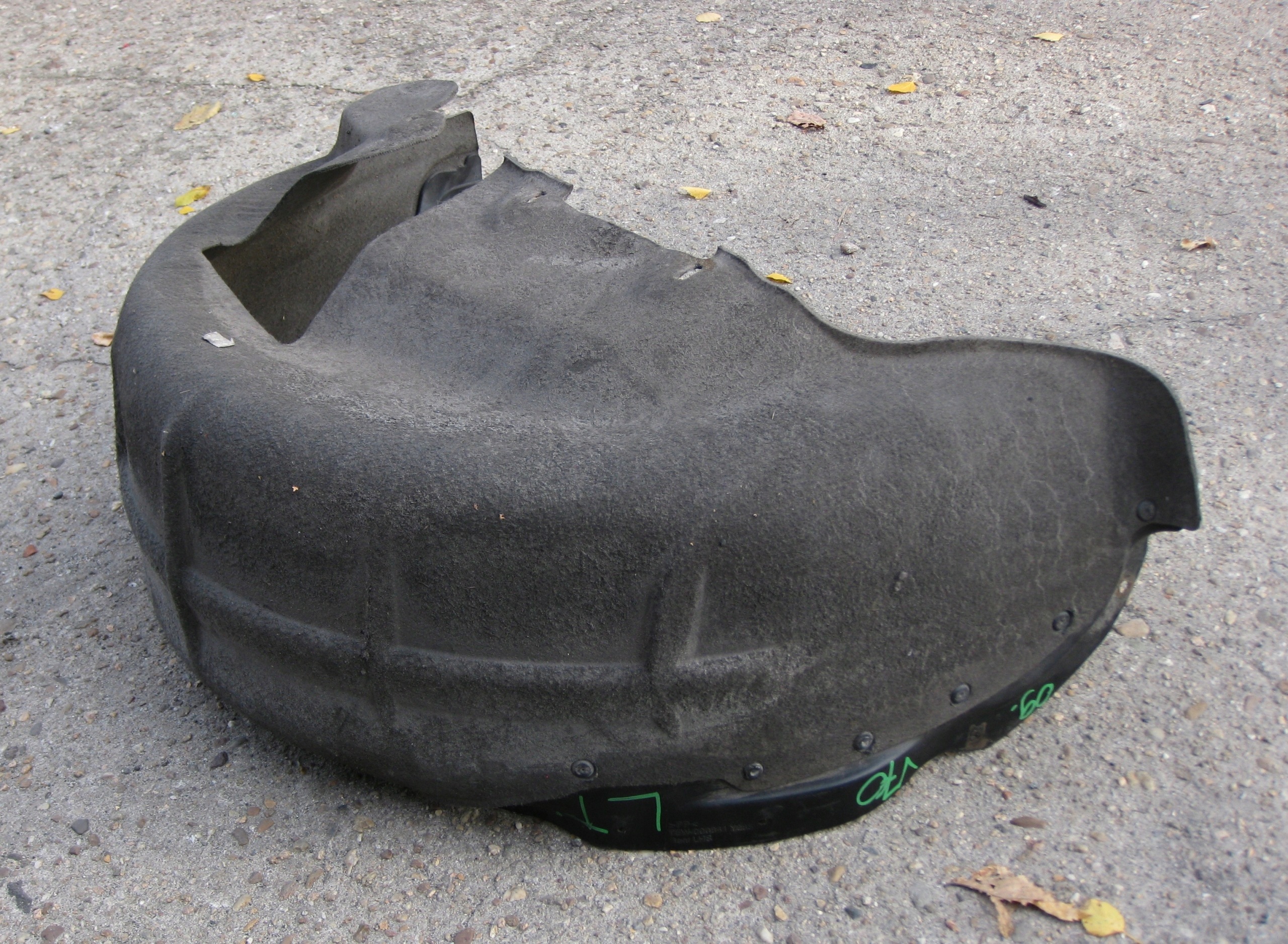 VOLVO V70 2.0 D 09R mudguard left rear part